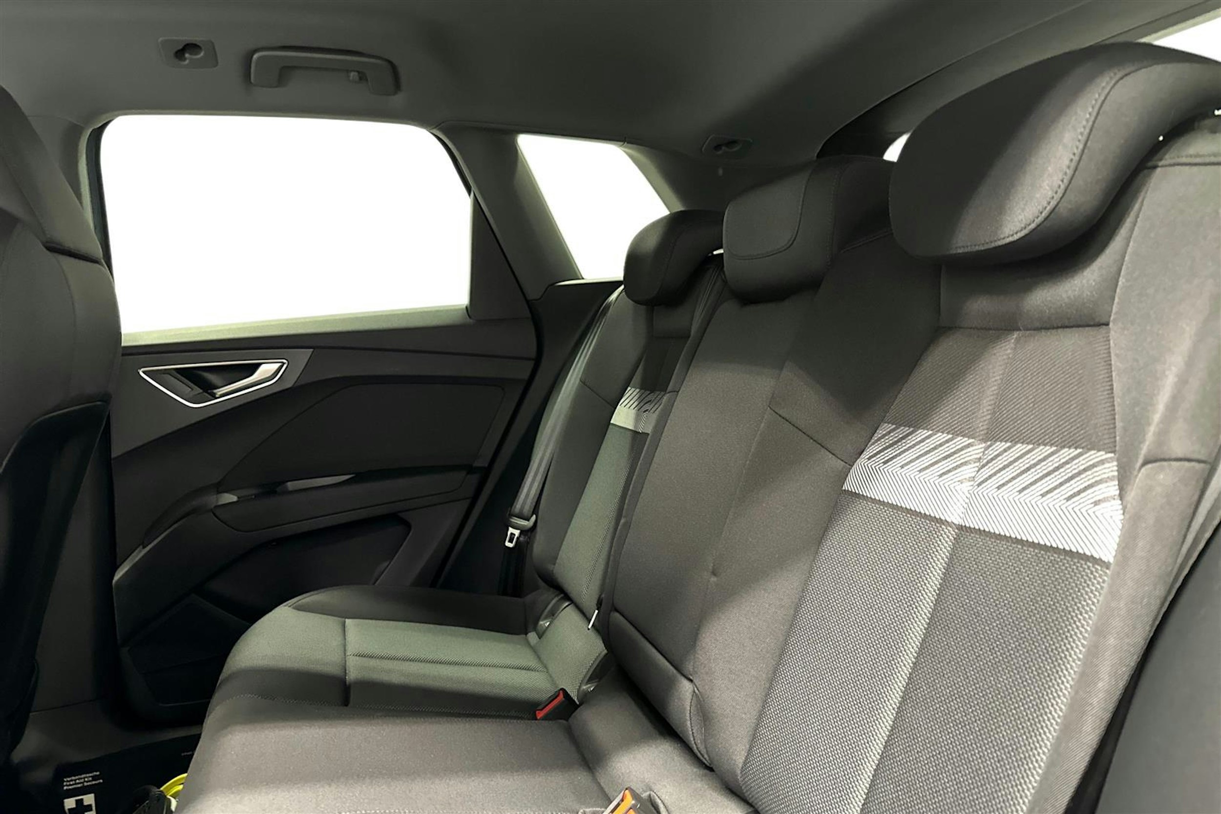 sininen Audi Q4 e-tron 2024 kuva 8.
