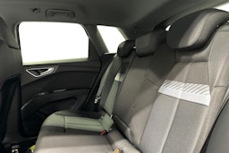 sininen Audi Q4 e-tron 2024 kuva 8.