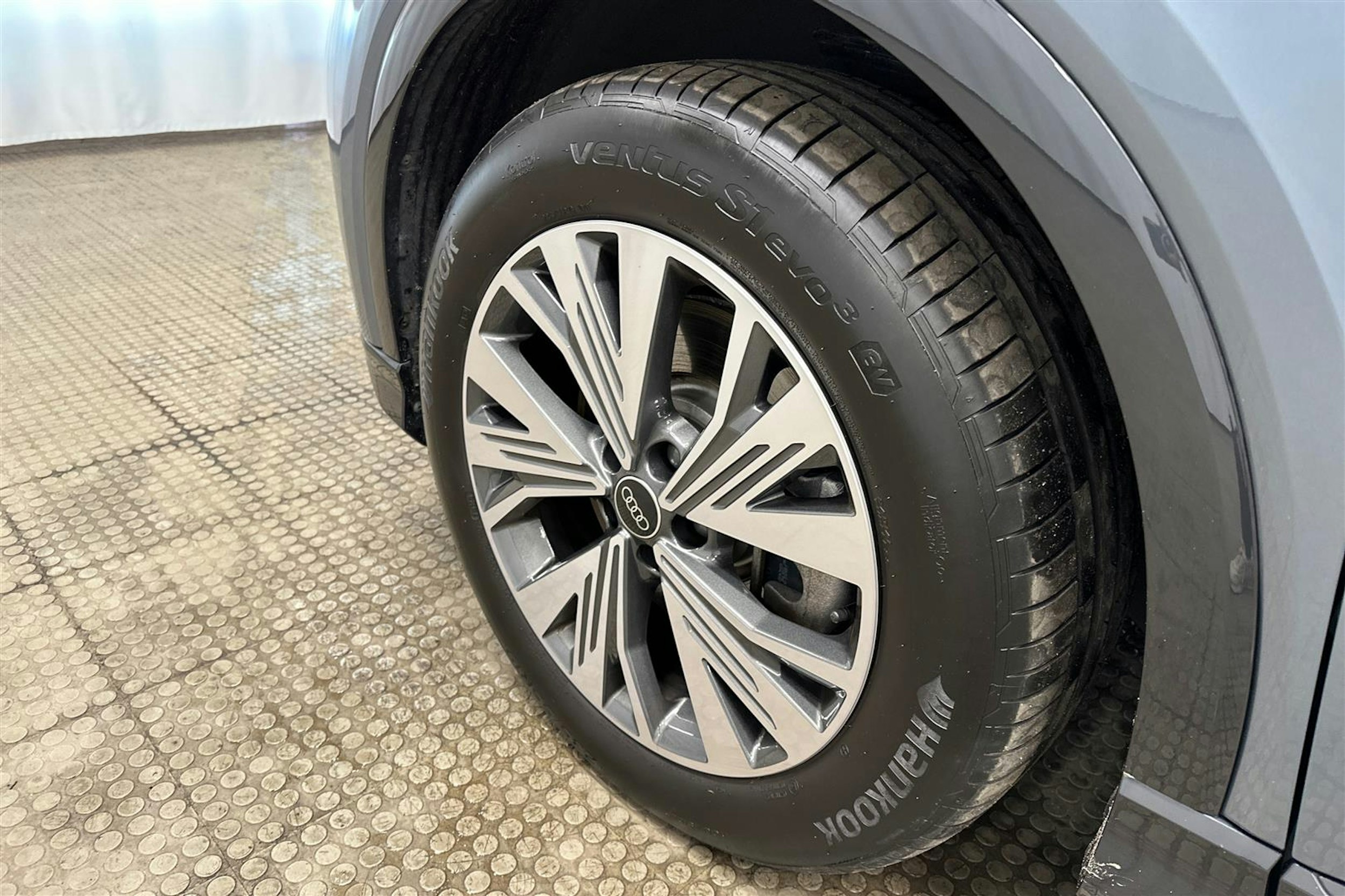 sininen Audi Q4 e-tron 2024 kuva 9.