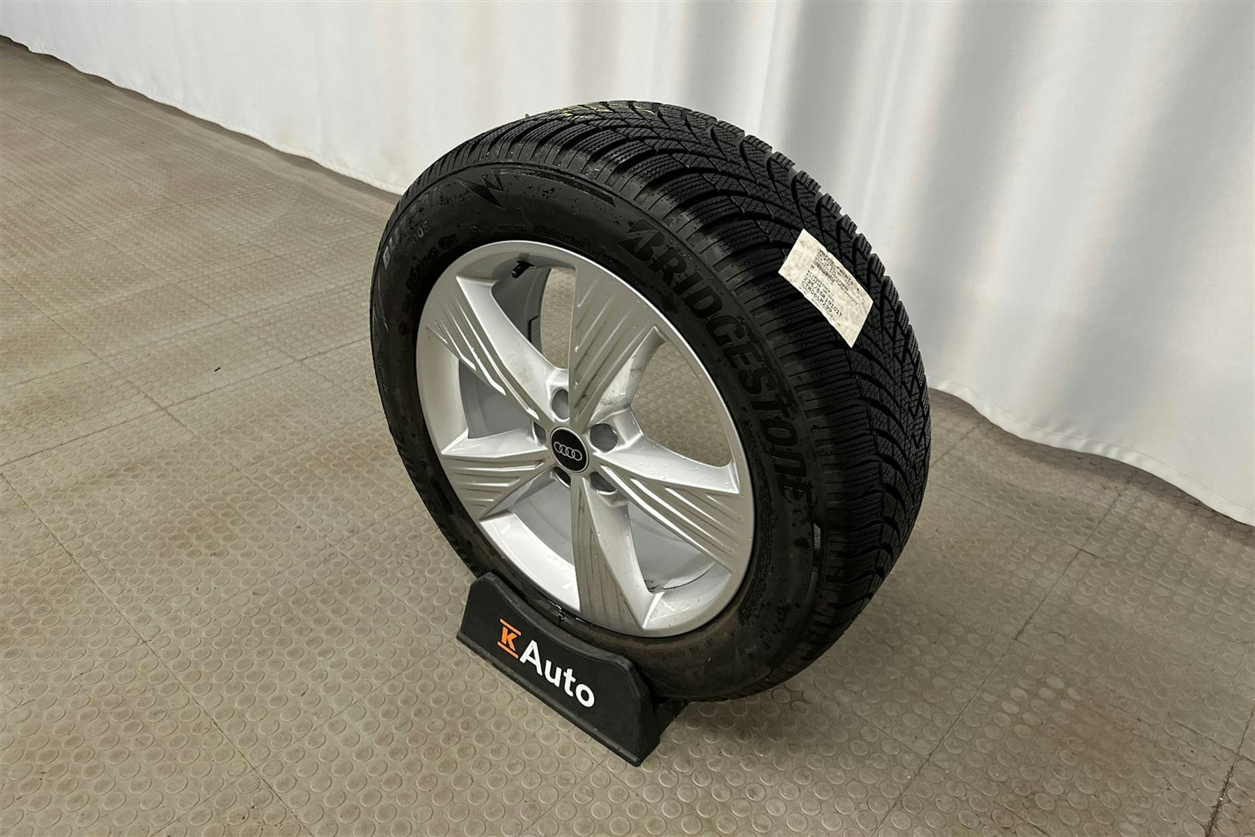 sininen Audi Q4 e-tron 2024 kuva 10.
