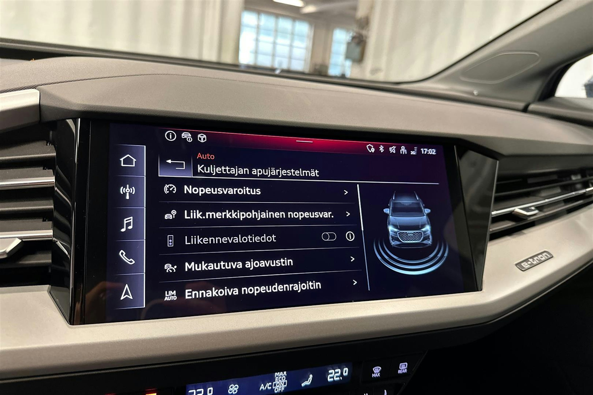sininen Audi Q4 e-tron 2024 kuva 19.