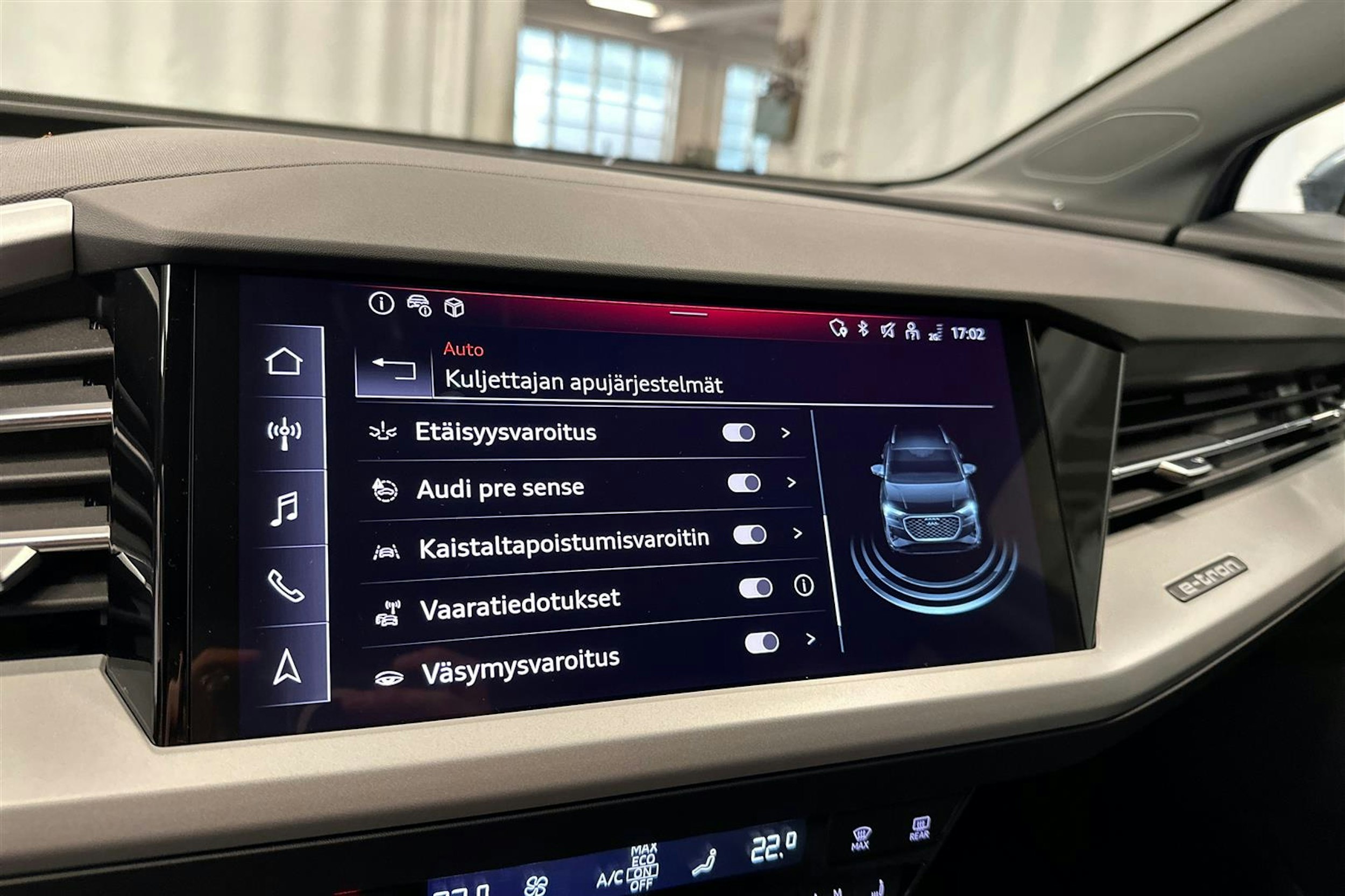 sininen Audi Q4 e-tron 2024 kuva 20.