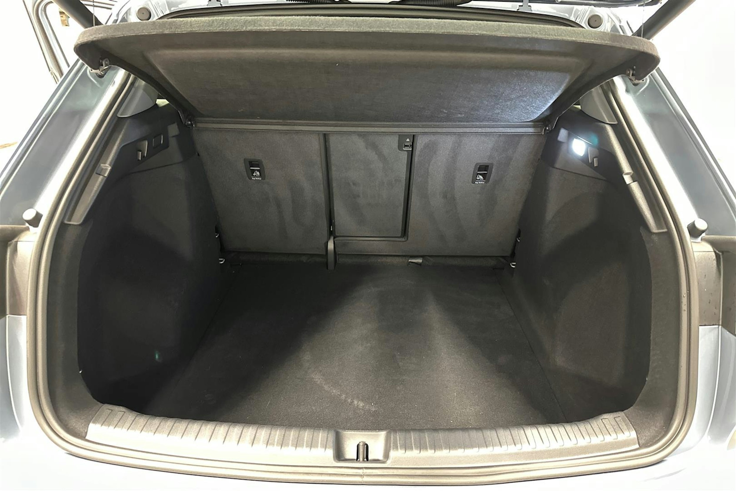 sininen Audi Q4 e-tron 2024 kuva 24.