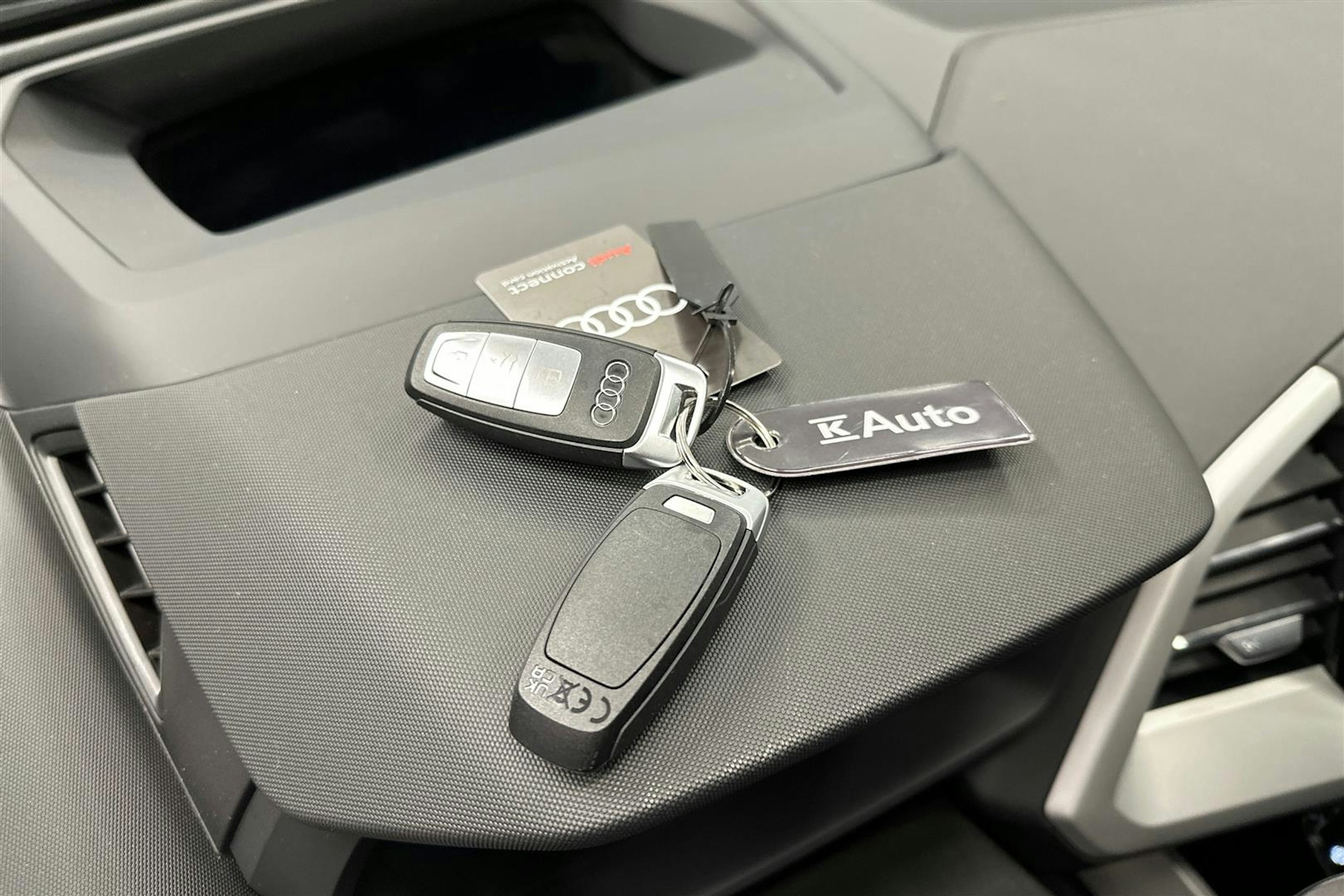 sininen Audi Q4 e-tron 2024 kuva 26.