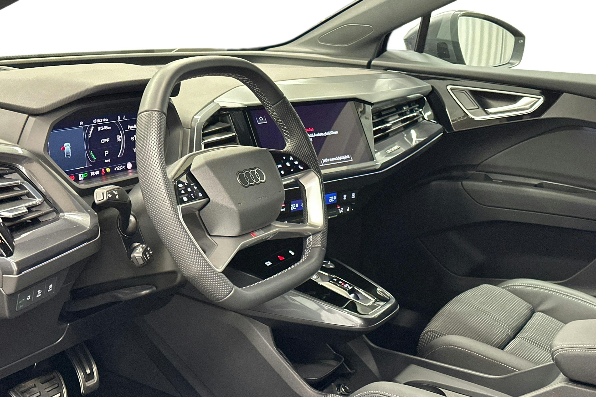 harmaa Audi Q4 e-tron 2024 kuva 7.