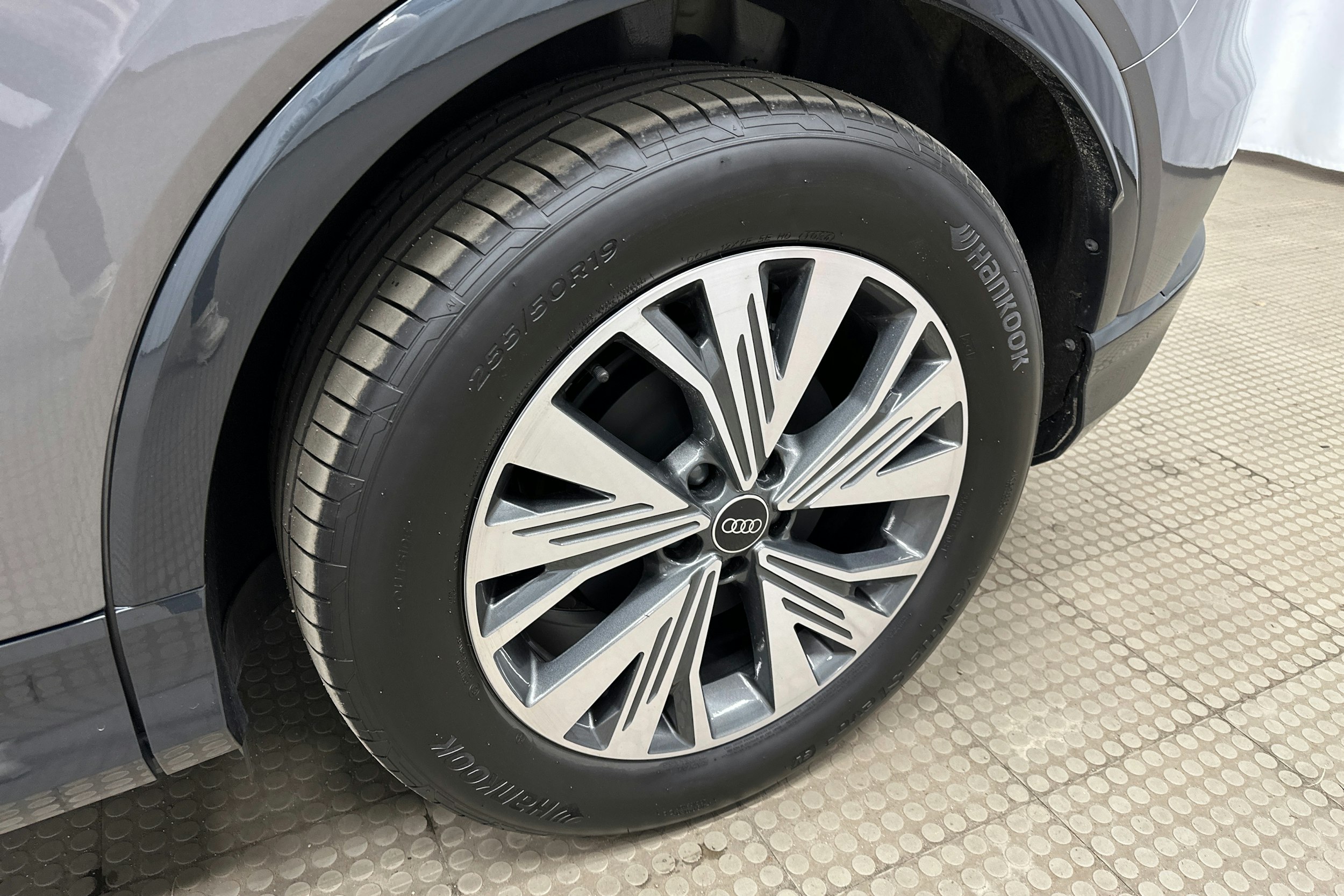 harmaa Audi Q4 e-tron 2024 kuva 11.