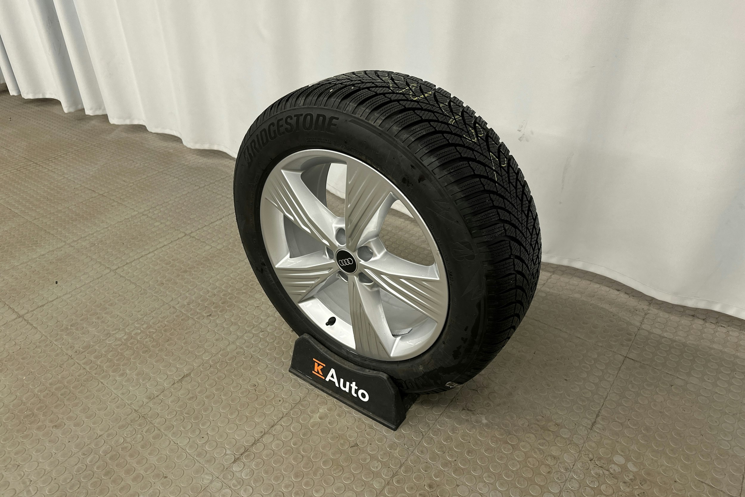 harmaa Audi Q4 e-tron 2024 kuva 12.