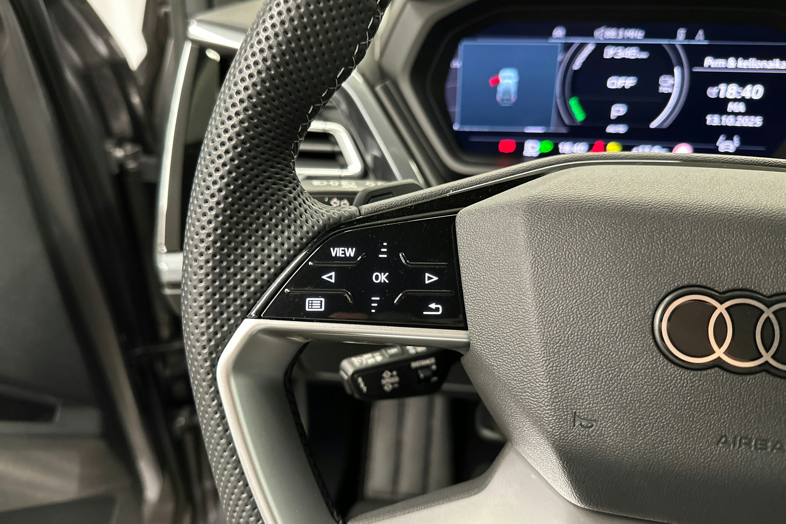 harmaa Audi Q4 e-tron 2024 kuva 13.