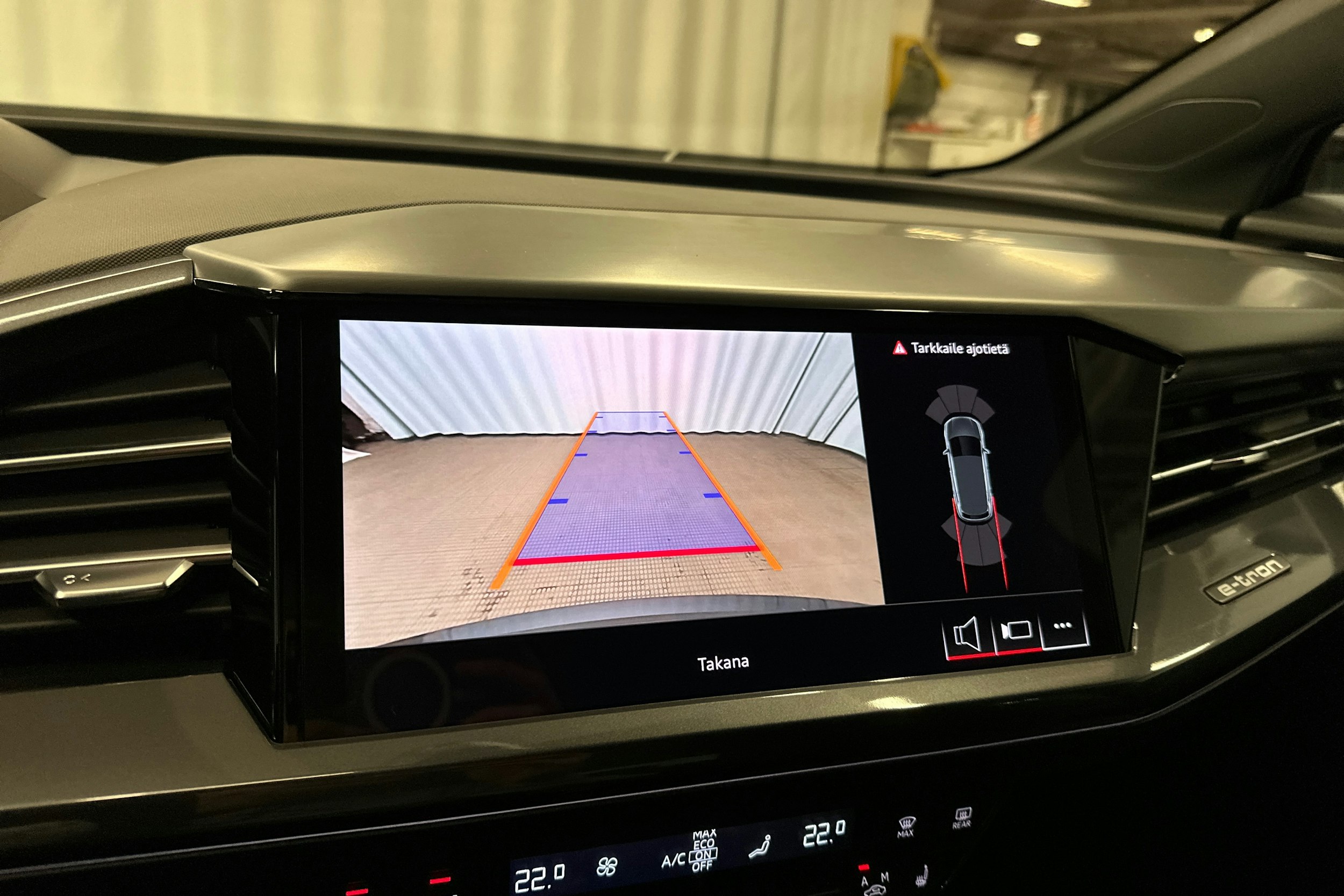 harmaa Audi Q4 e-tron 2024 kuva 18.