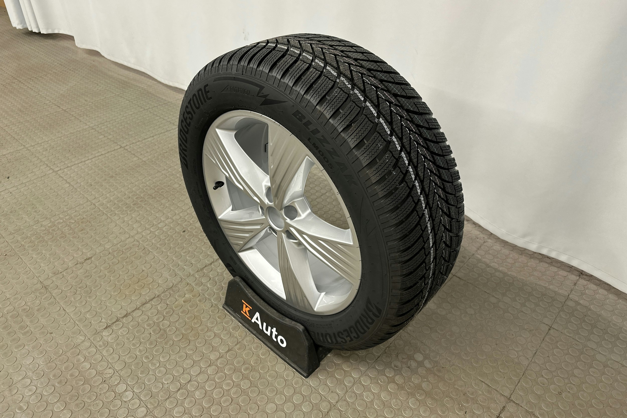 harmaa Audi Q4 e-tron 2024 kuva 9.