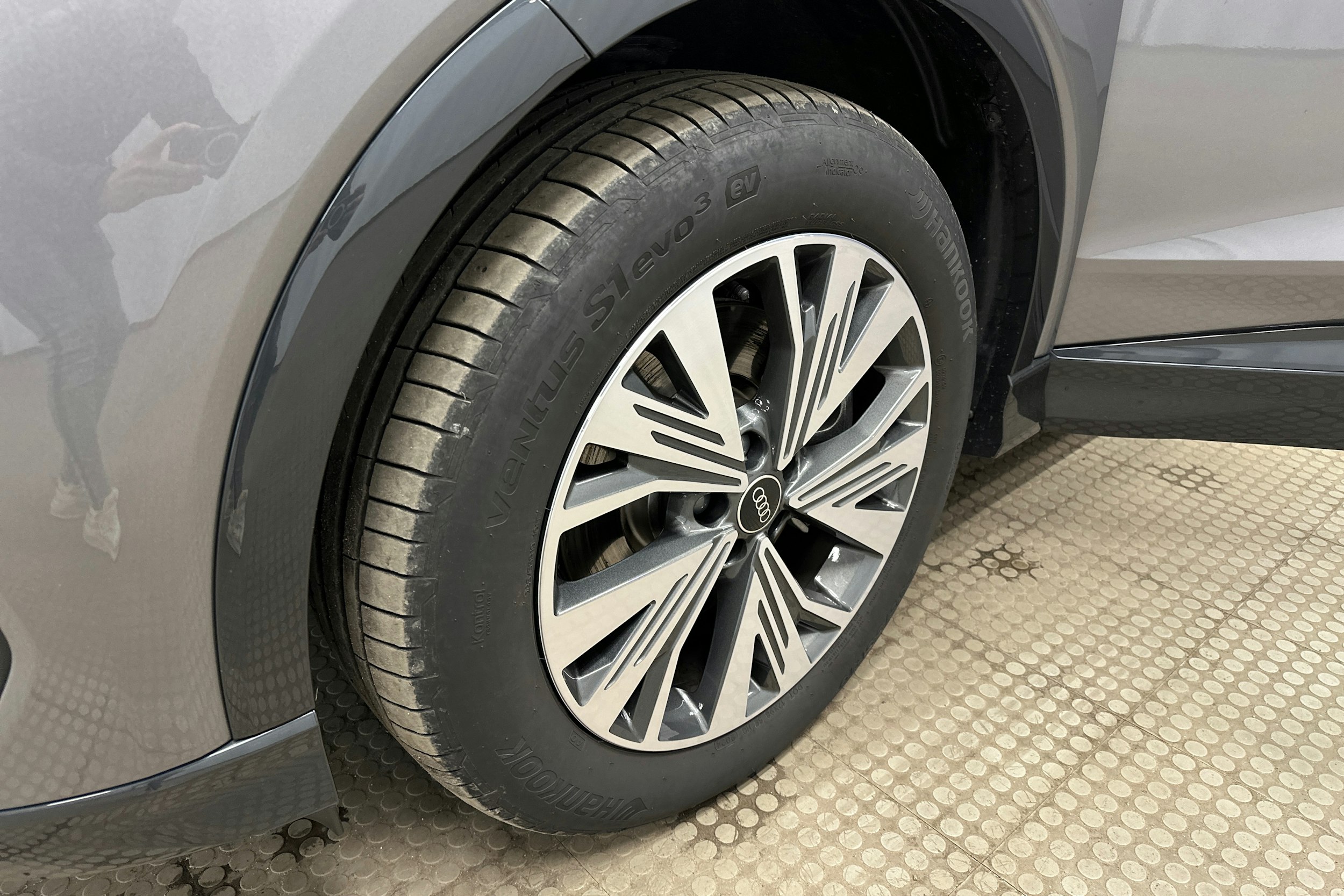 harmaa Audi Q4 e-tron 2024 kuva 11.