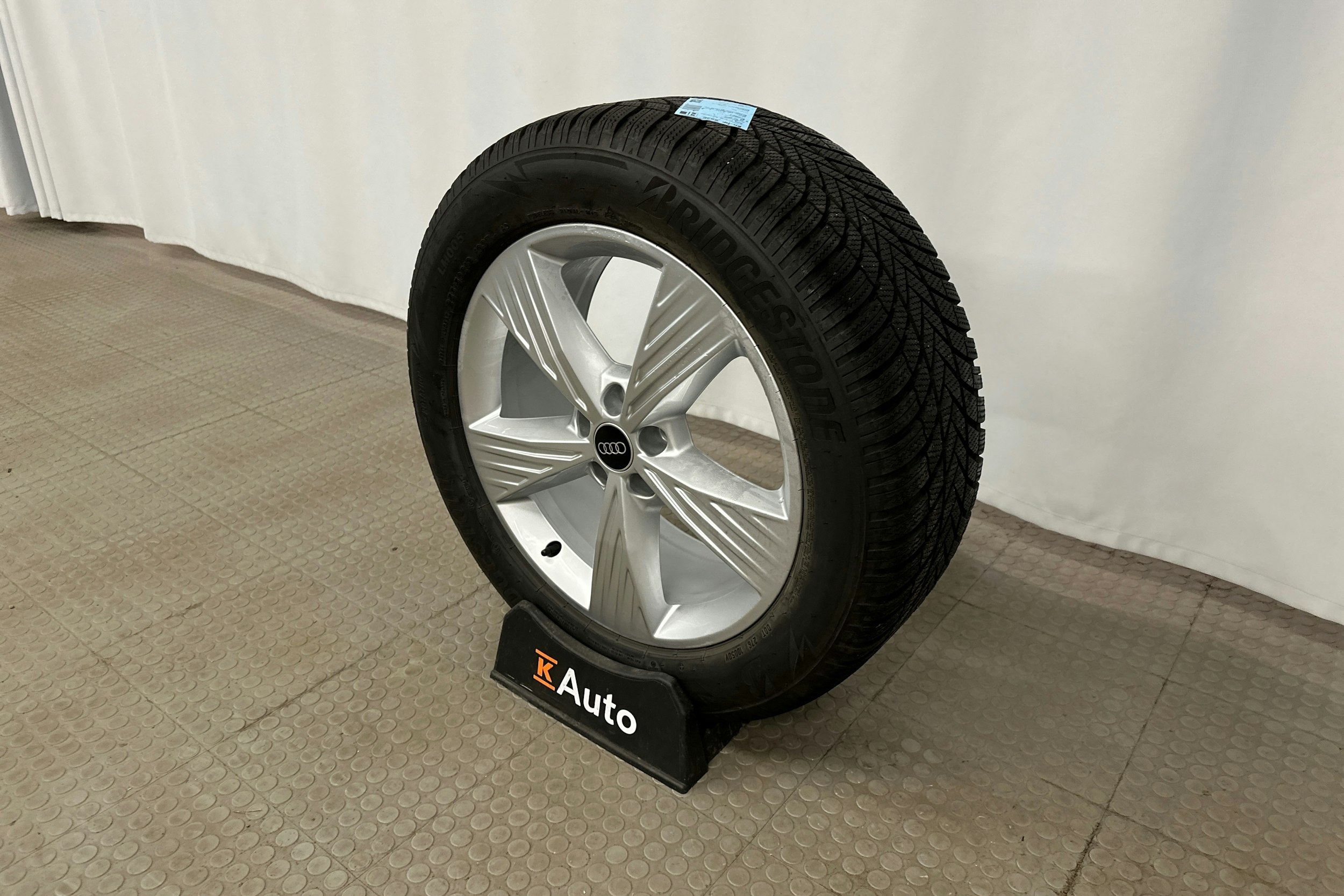 harmaa Audi Q4 e-tron 2024 kuva 12.