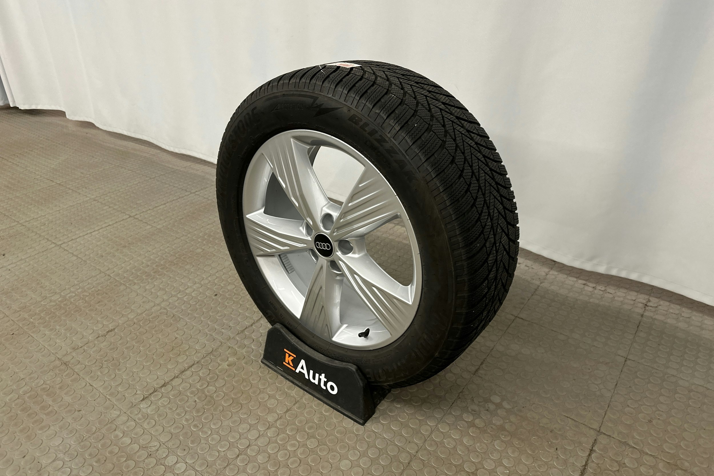 harmaa Audi Q4 e-tron 2024 kuva 12.