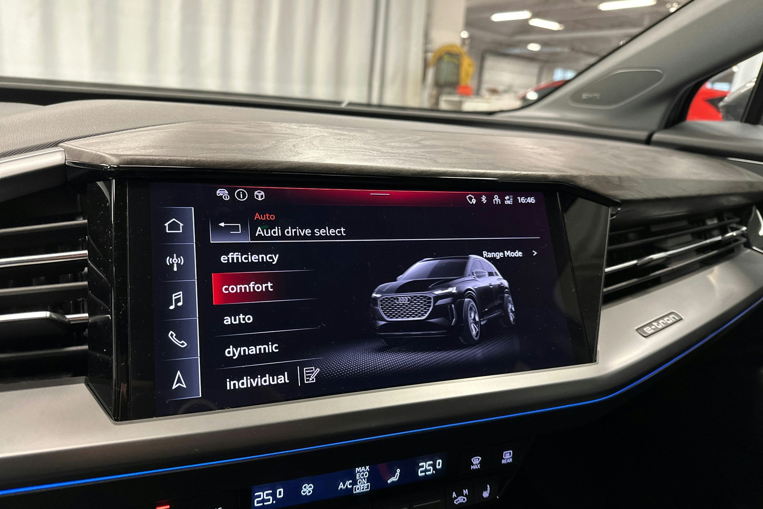 harmaa Audi Q4 e-tron 2024 kuva 21.