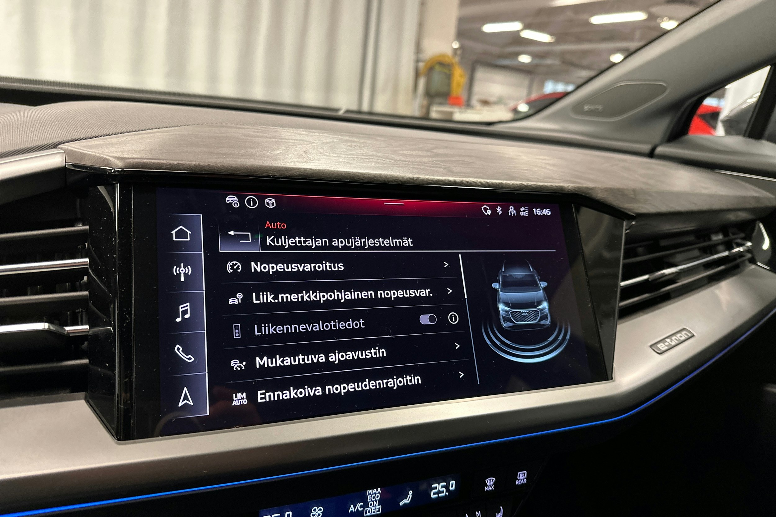harmaa Audi Q4 e-tron 2024 kuva 23.