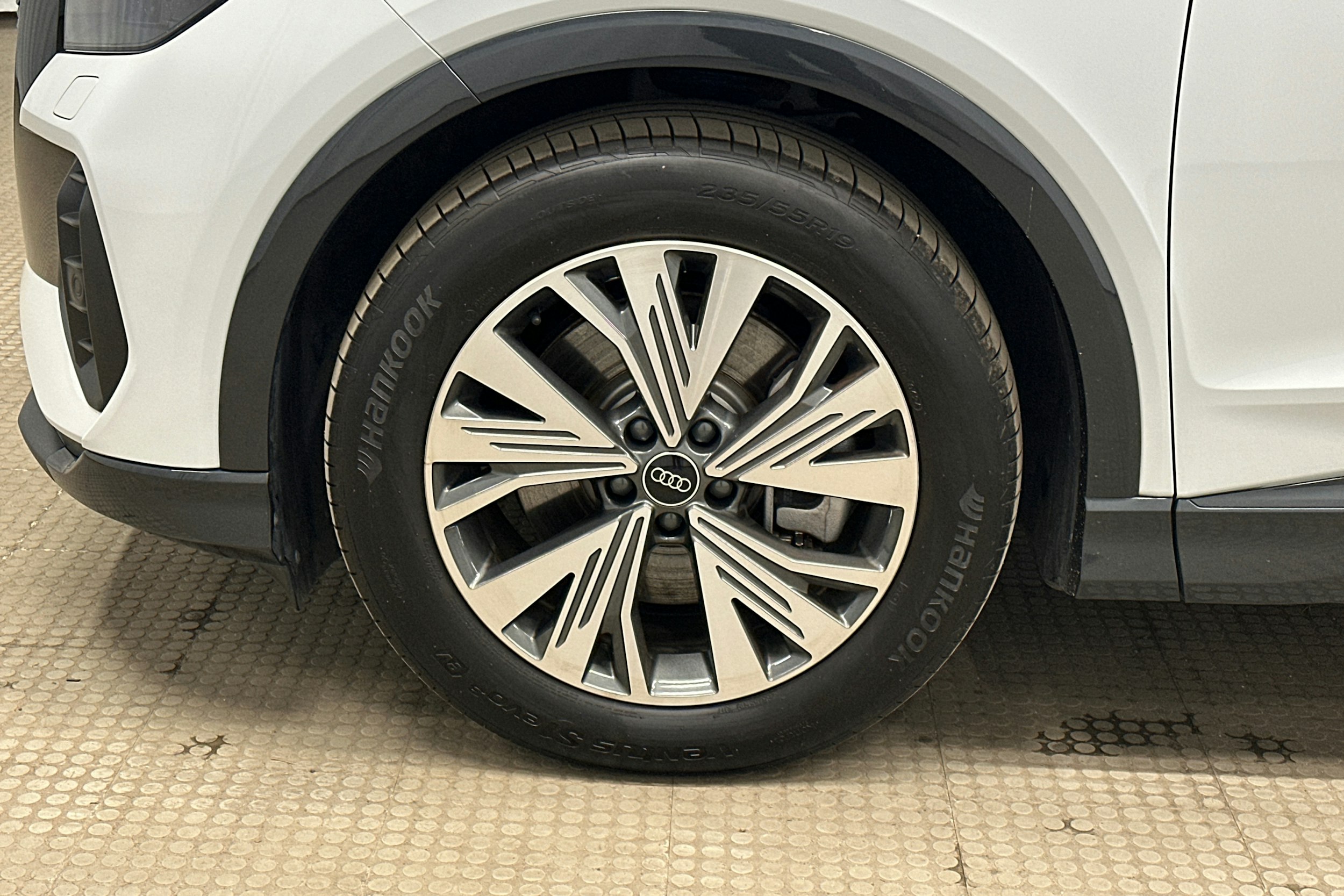 valkoinen Audi Q4 e-tron 2024 kuva 11.
