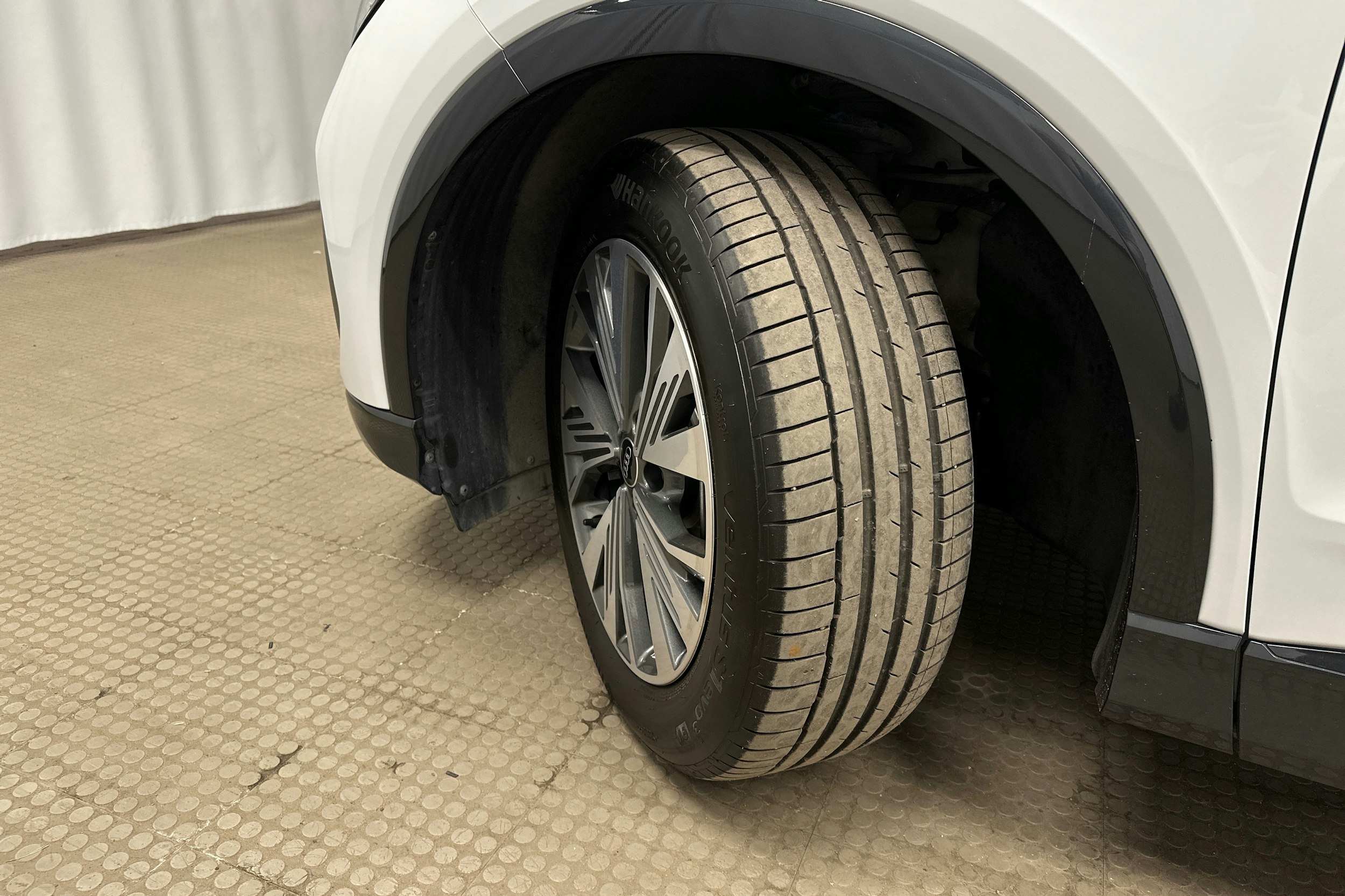 valkoinen Audi Q4 e-tron 2024 kuva 13.
