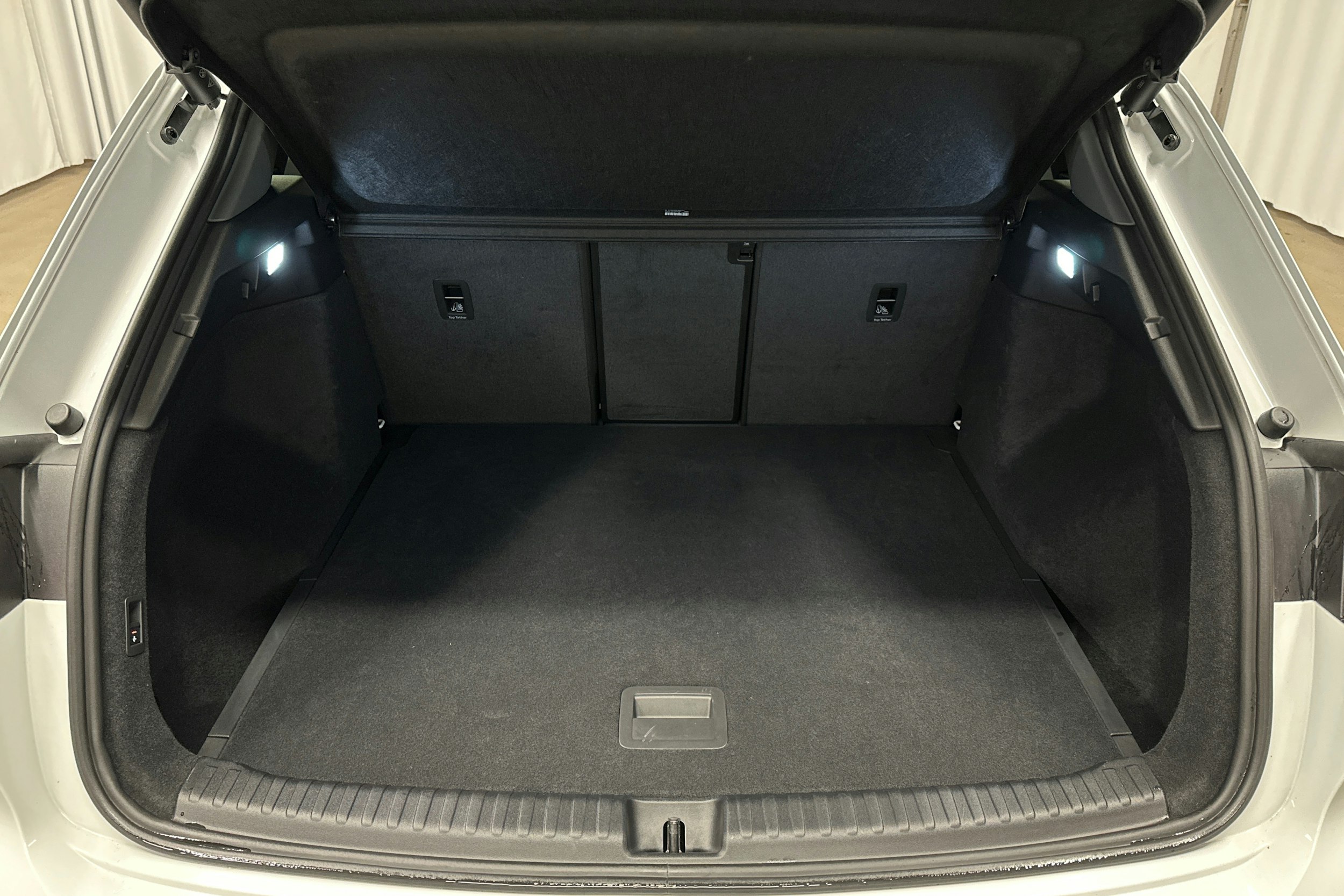 valkoinen Audi Q4 e-tron 2024 kuva 14.