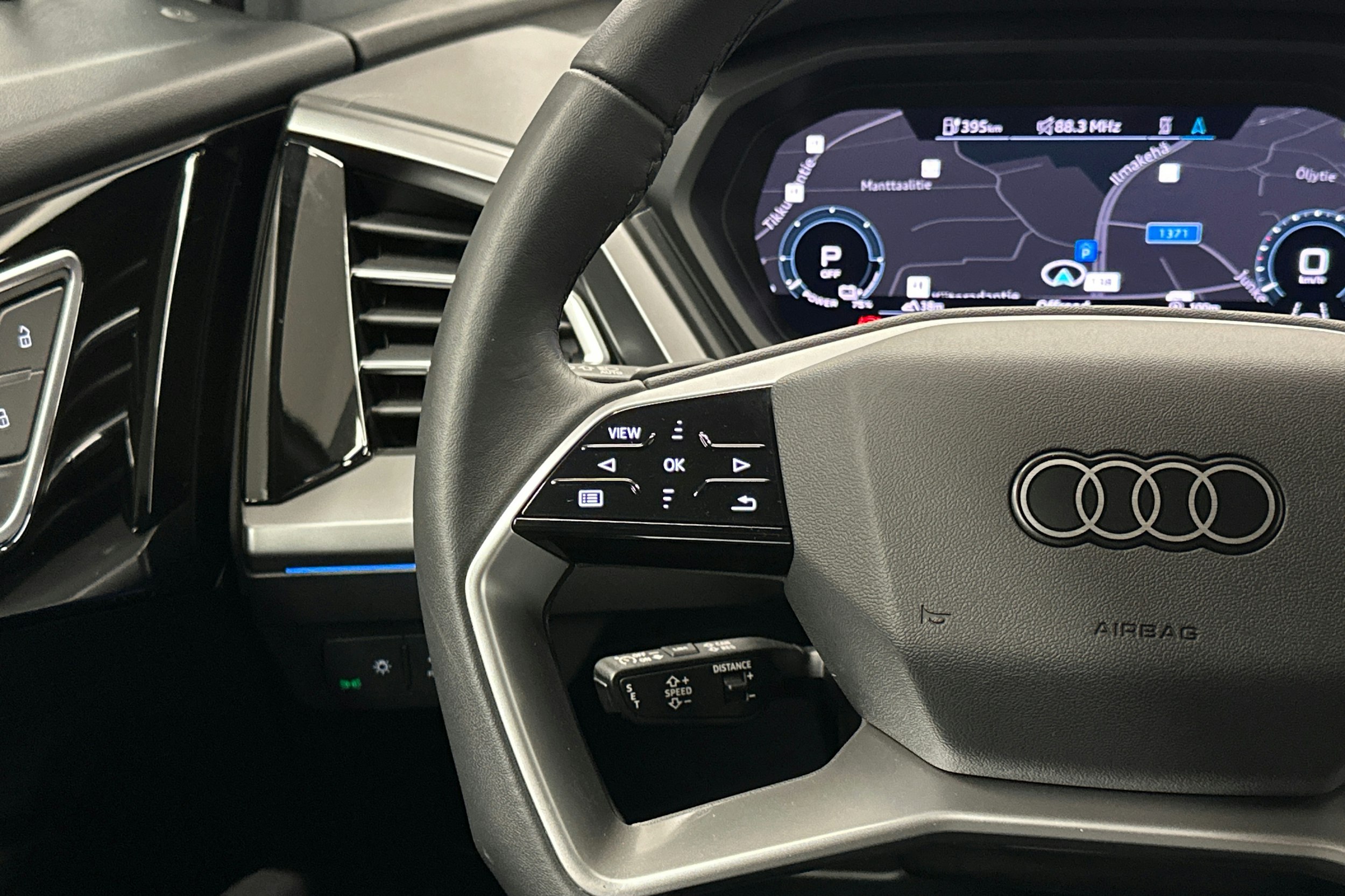 valkoinen Audi Q4 e-tron 2024 kuva 18.