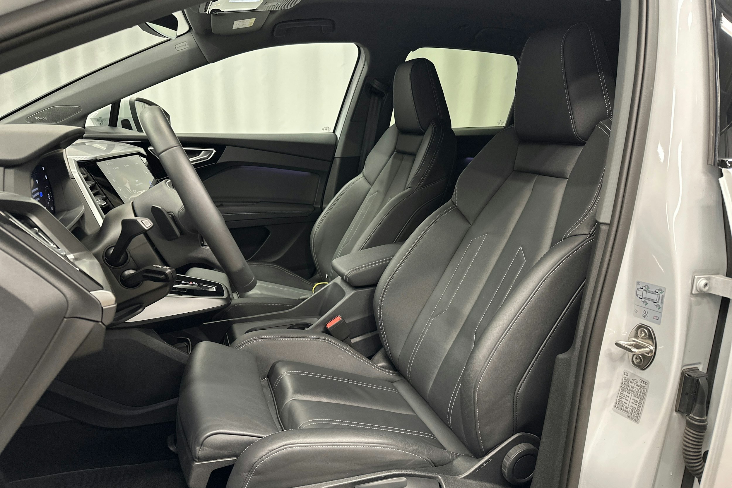 valkoinen Audi Q4 e-tron 2024 kuva 21.