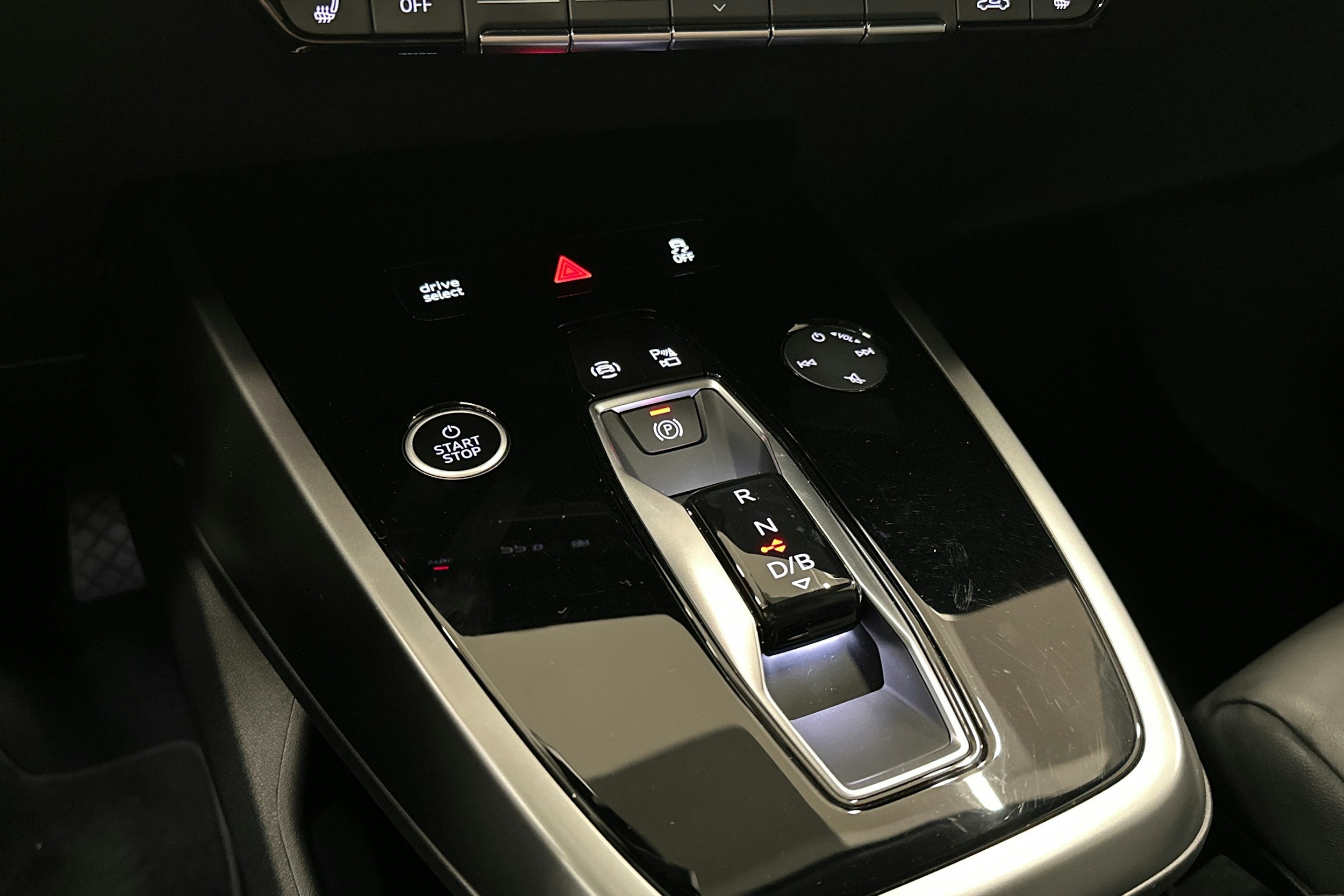 valkoinen Audi Q4 e-tron 2024 kuva 23.