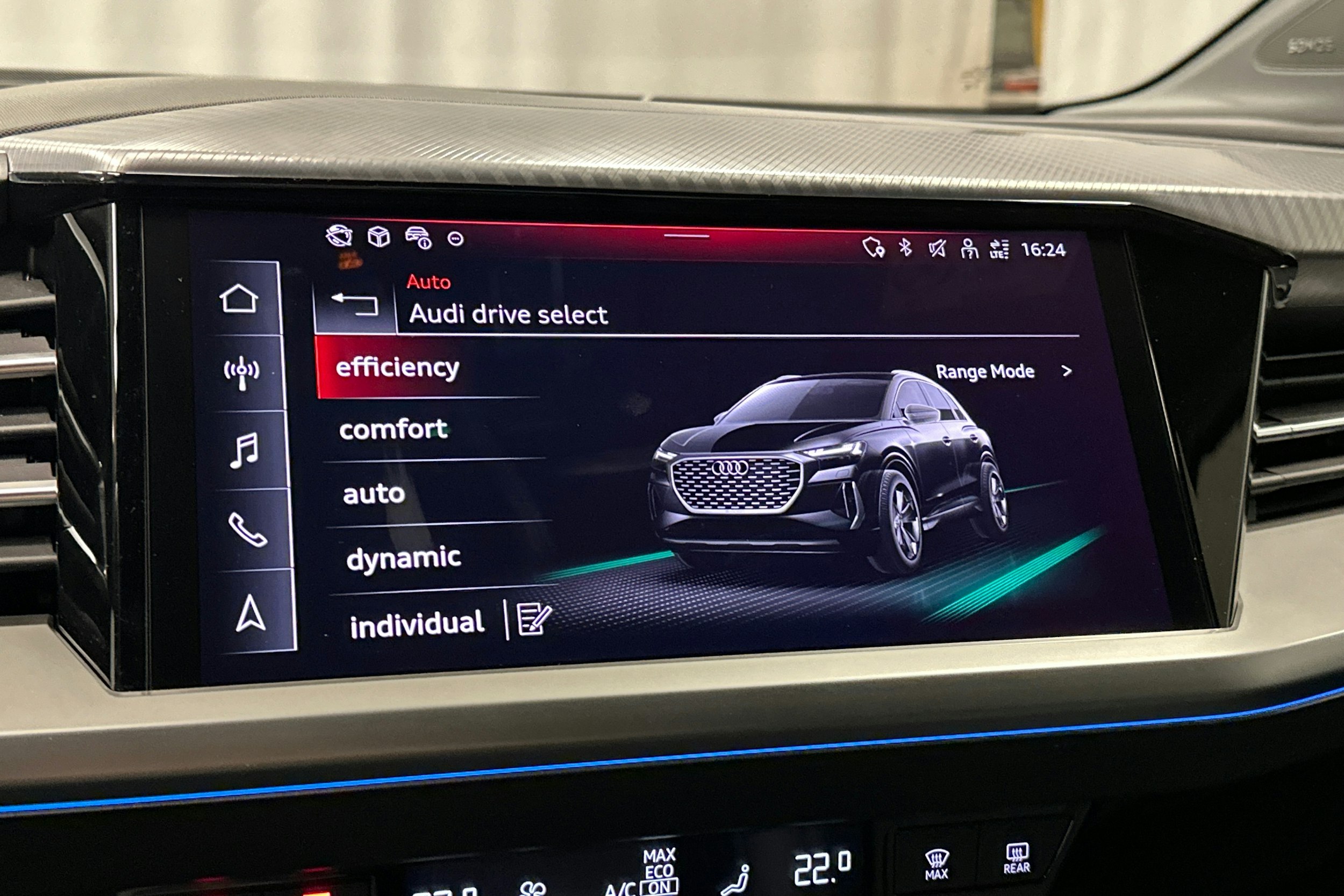 valkoinen Audi Q4 e-tron 2024 kuva 32.