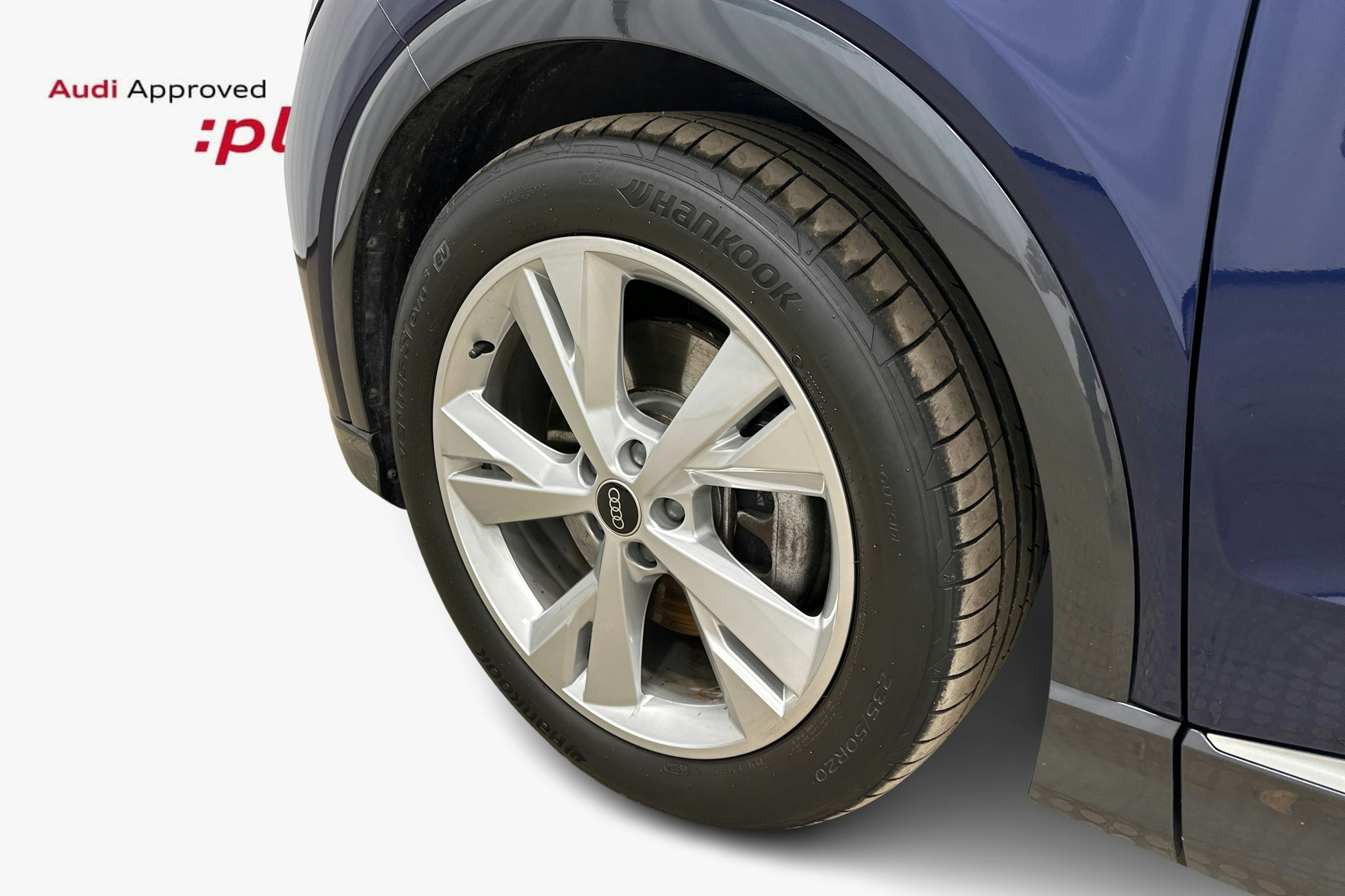 sininen Audi Q4 e-tron 2024 kuva 11.