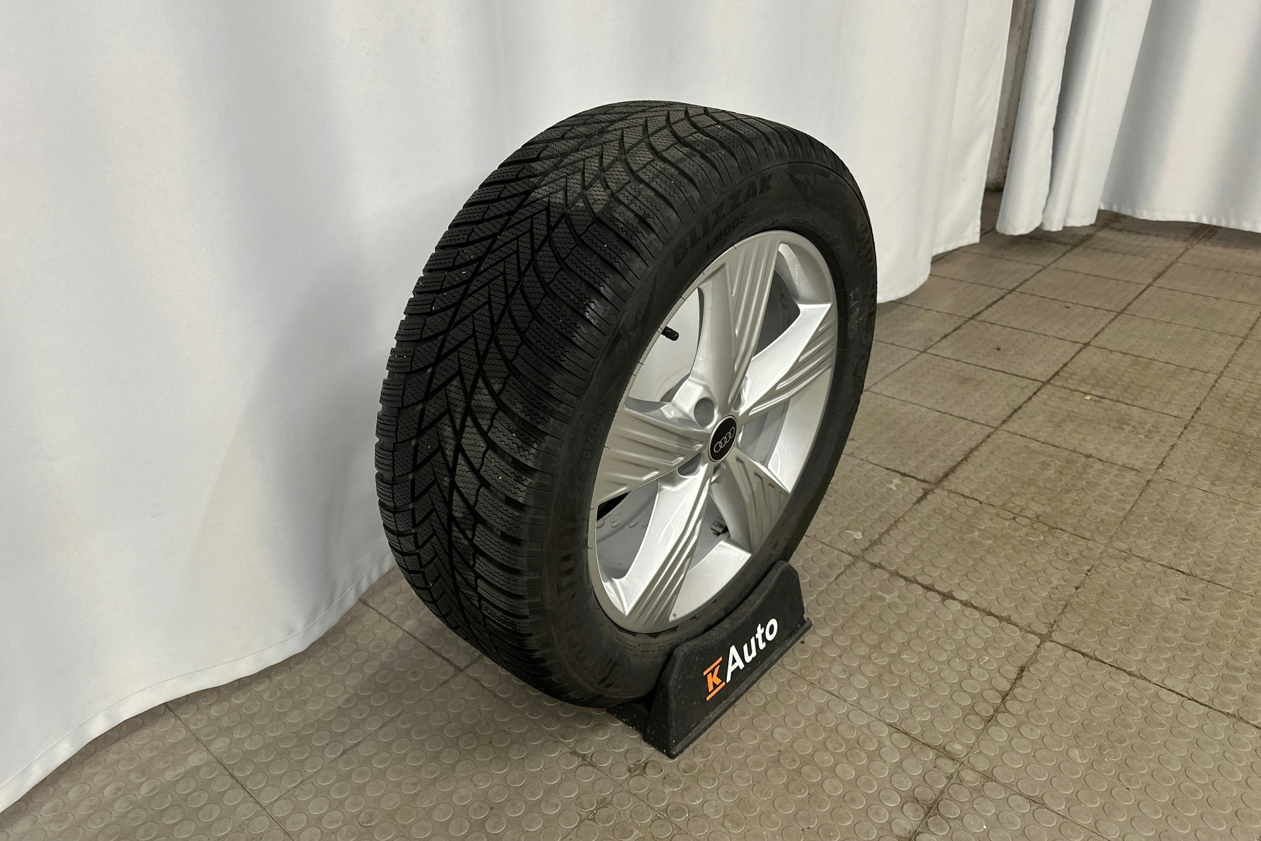 sininen Audi Q4 e-tron 2024 kuva 12.