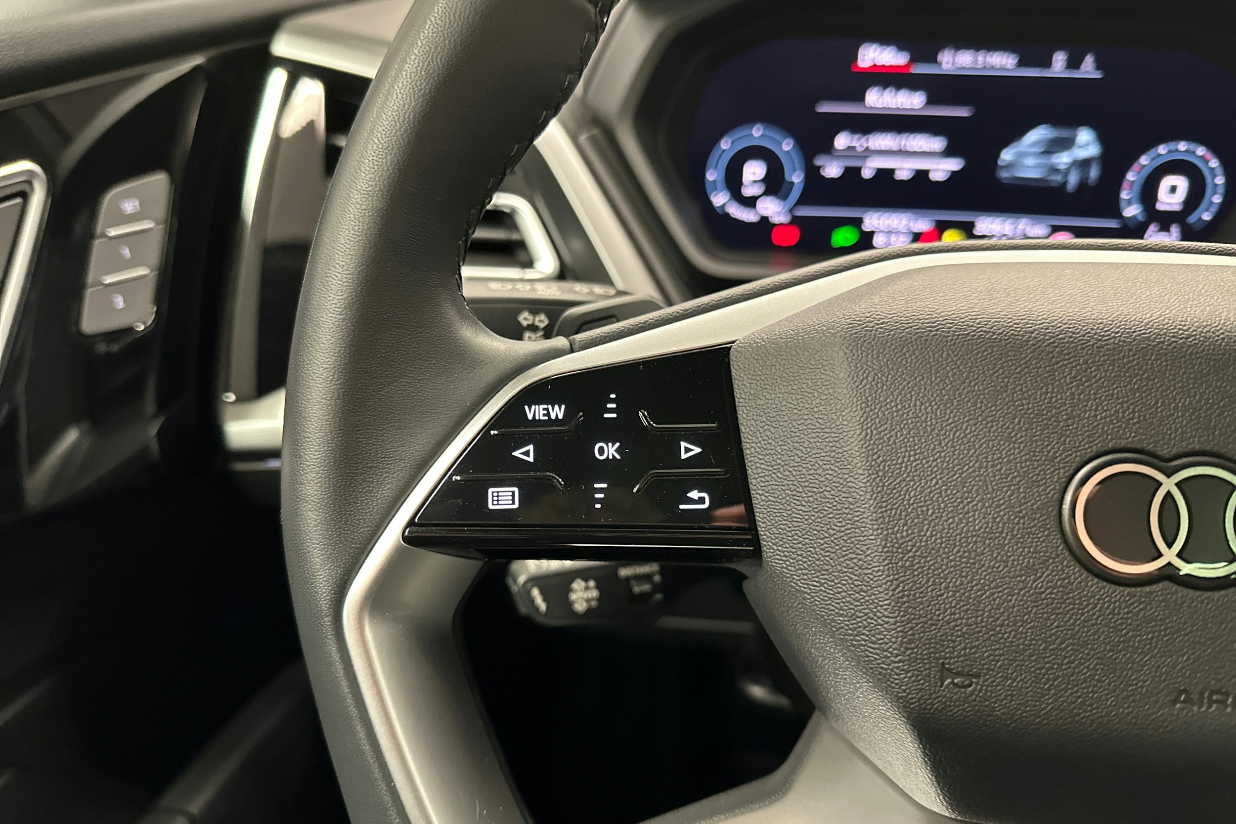 sininen Audi Q4 e-tron 2024 kuva 13.