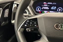 sininen Audi Q4 e-tron 2024 kuva 13.