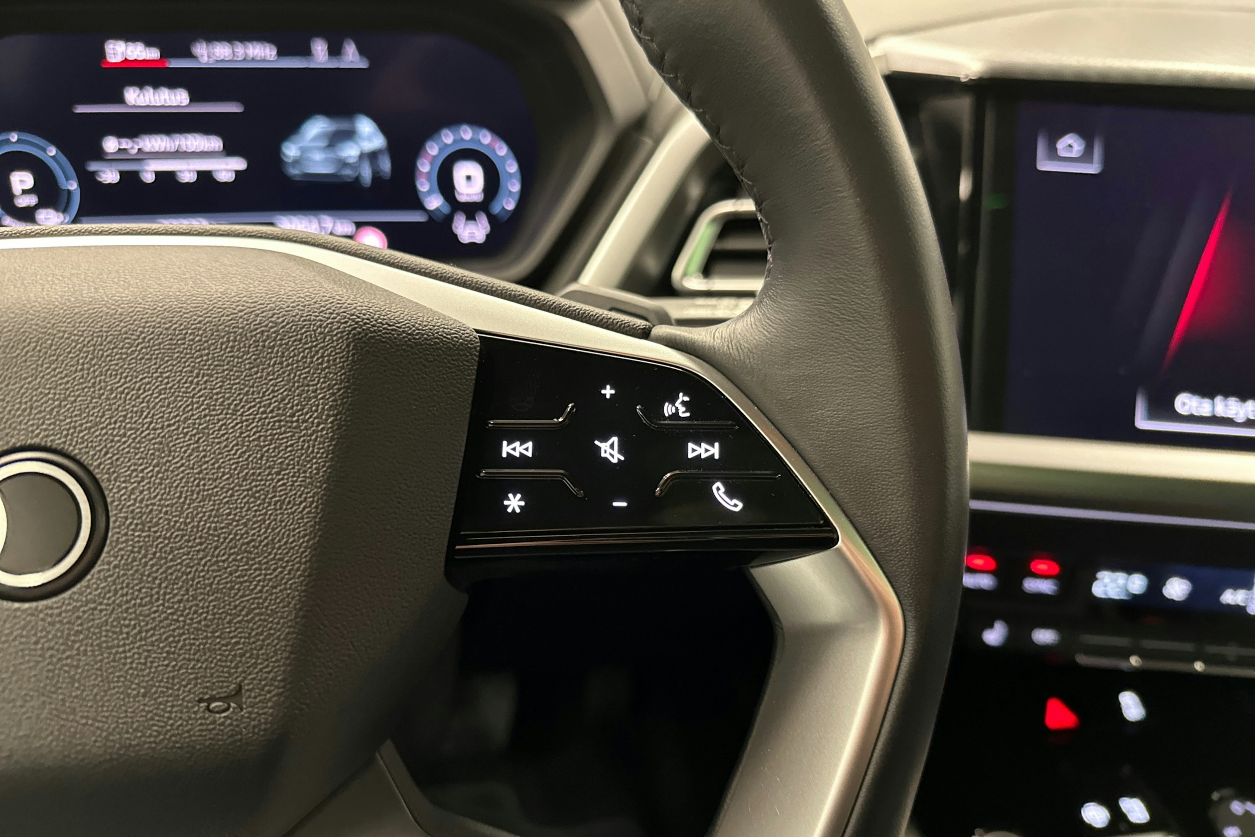 sininen Audi Q4 e-tron 2024 kuva 14.