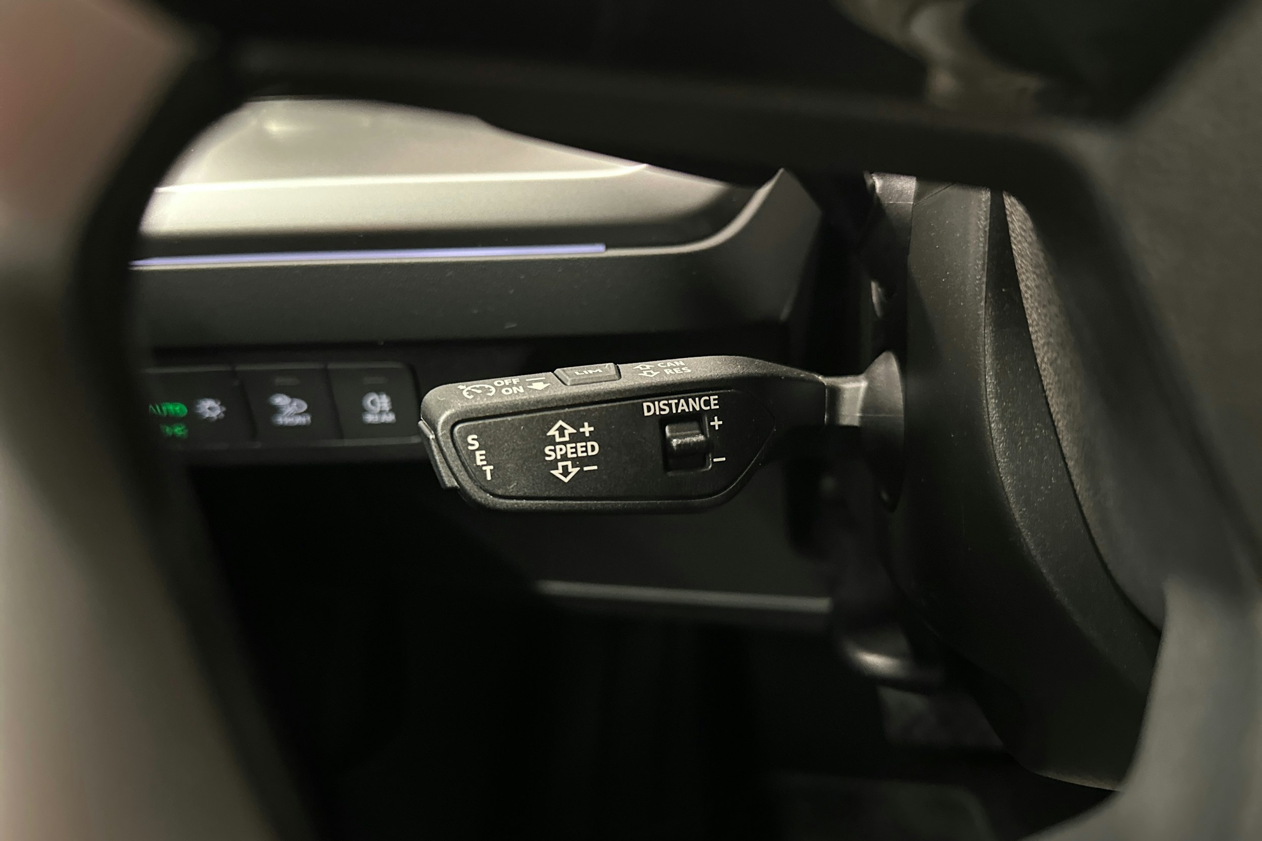 sininen Audi Q4 e-tron 2024 kuva 15.