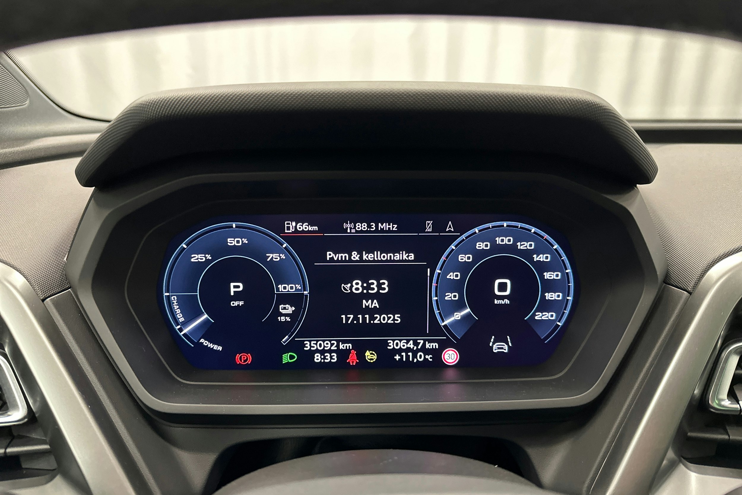 sininen Audi Q4 e-tron 2024 kuva 16.