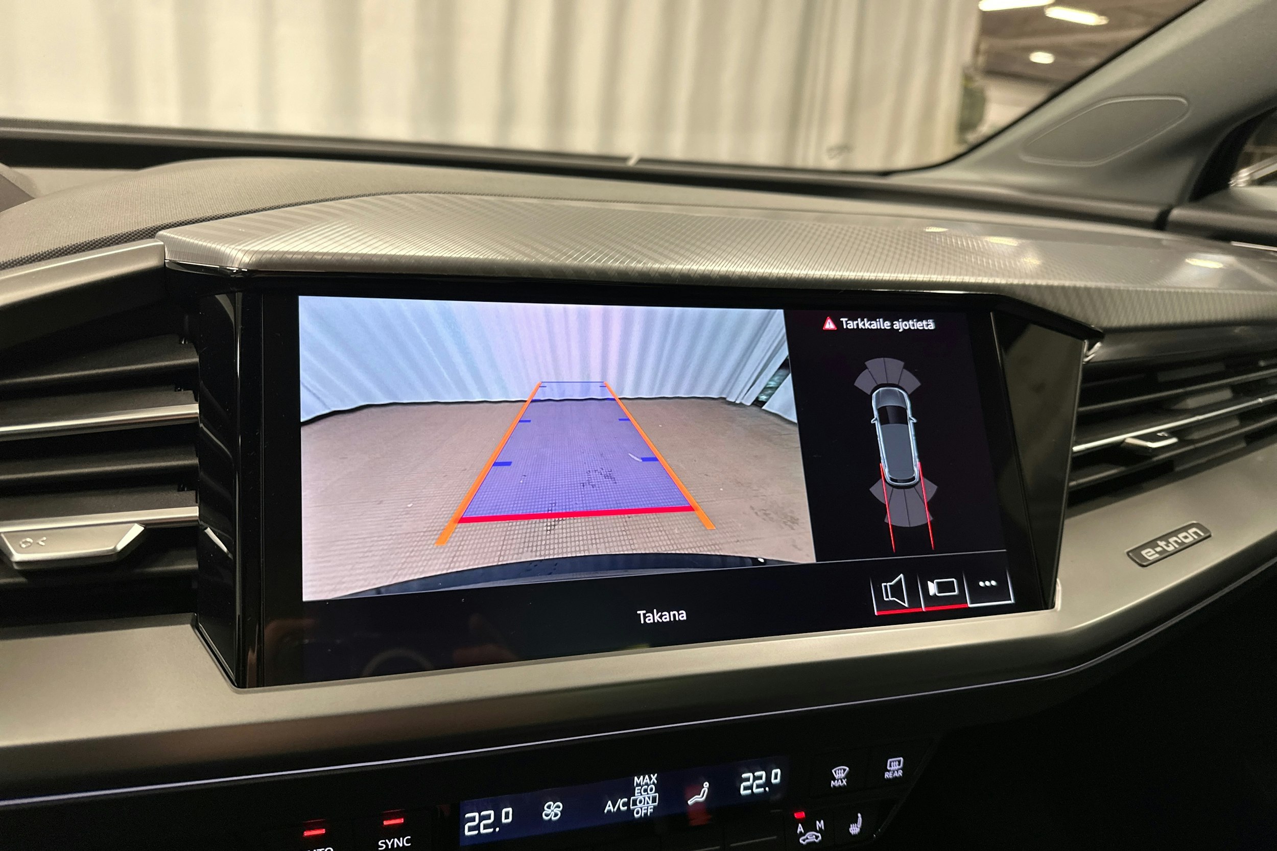 sininen Audi Q4 e-tron 2024 kuva 18.