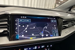 sininen Audi Q4 e-tron 2024 kuva 19.