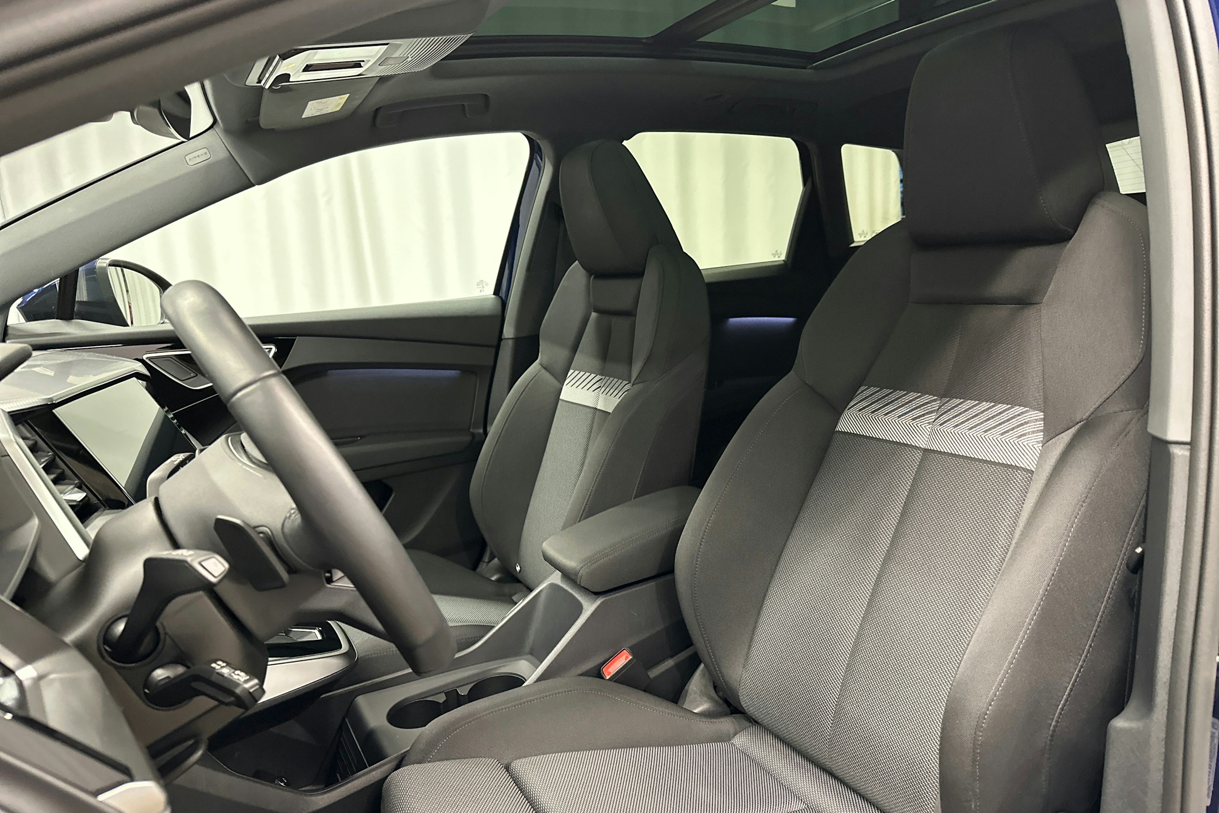 sininen Audi Q4 e-tron 2024 kuva 27.