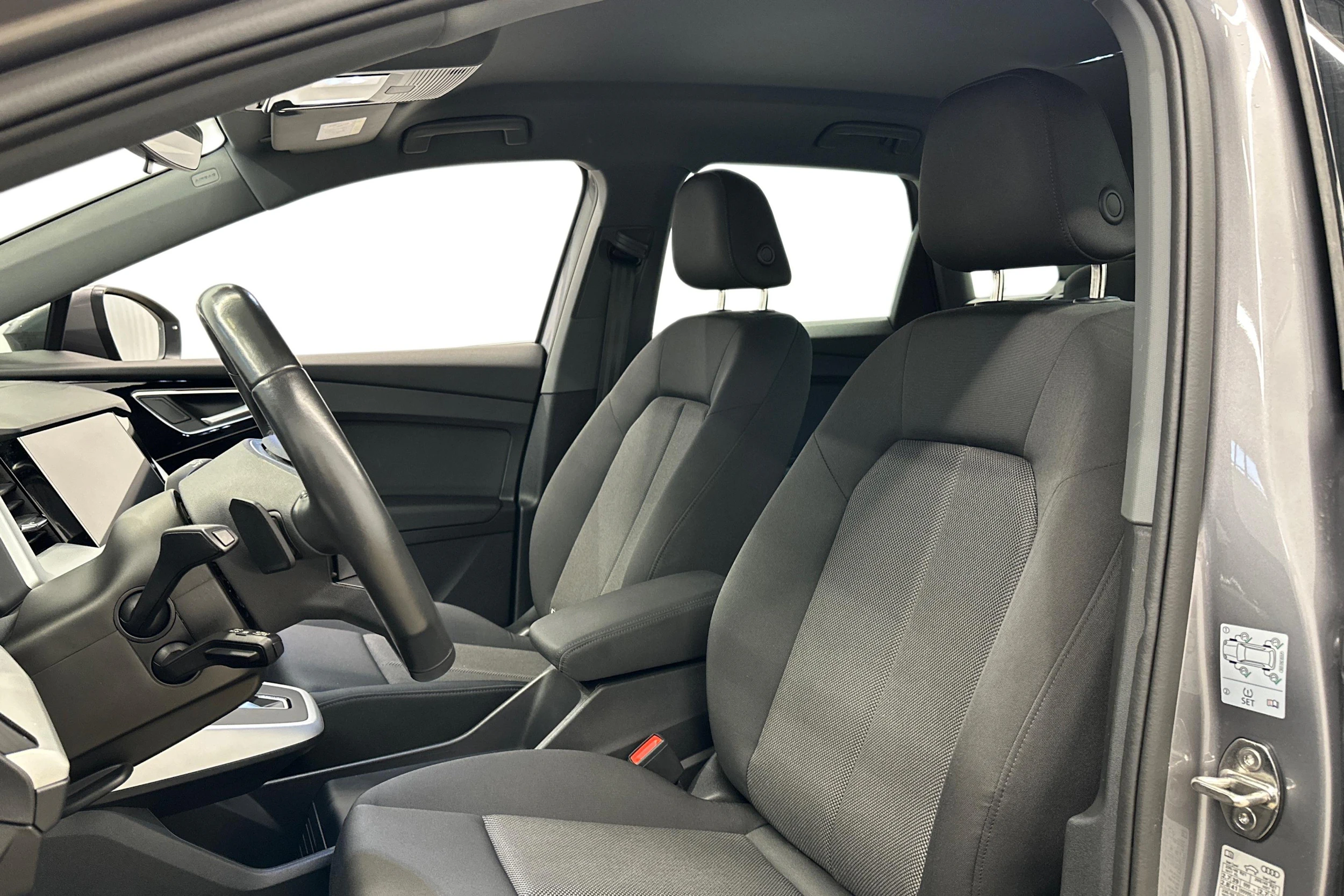 harmaa Audi Q4 e-tron 2024 kuva 6.
