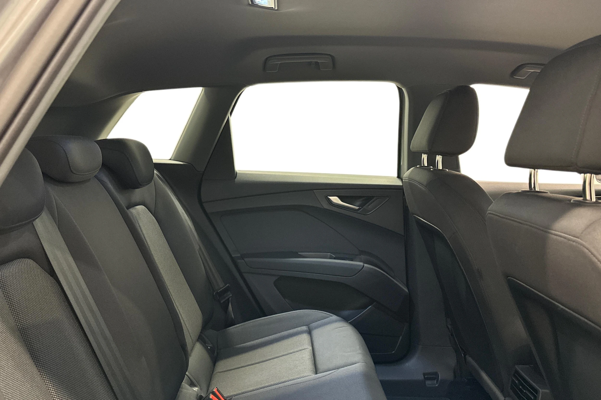 harmaa Audi Q4 e-tron 2024 kuva 9.