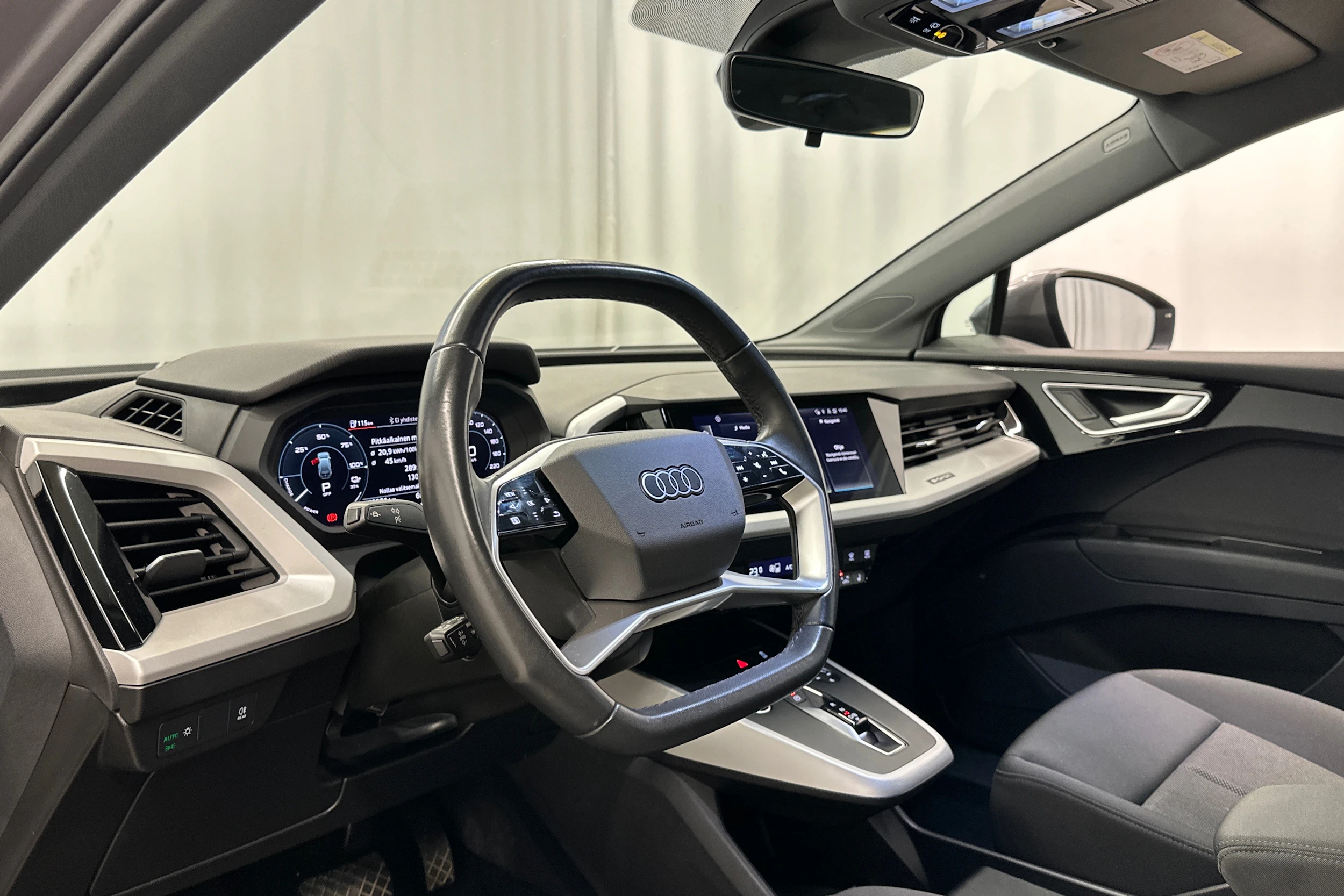 harmaa Audi Q4 e-tron 2024 kuva 10.