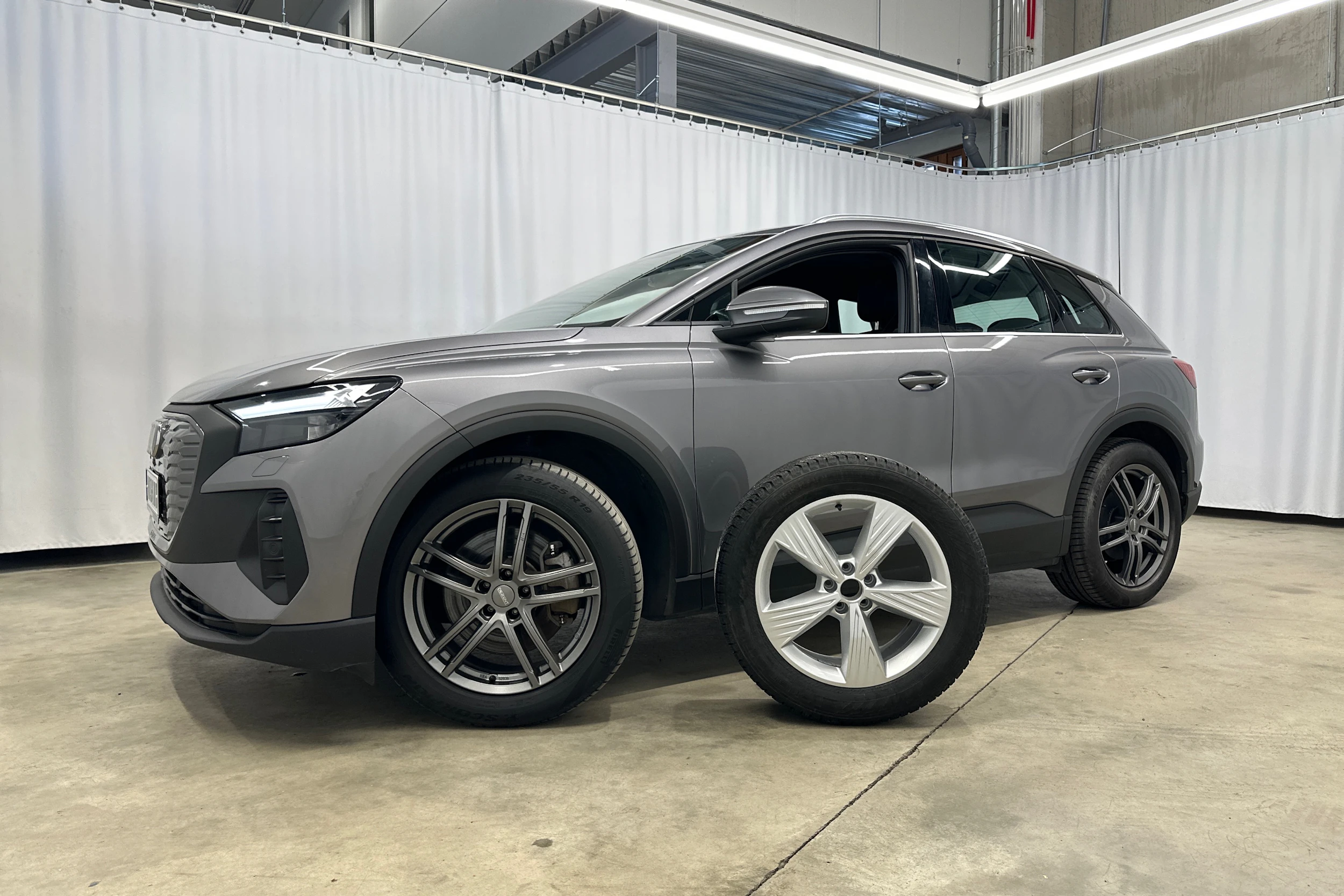 harmaa Audi Q4 e-tron 2024 kuva 30.