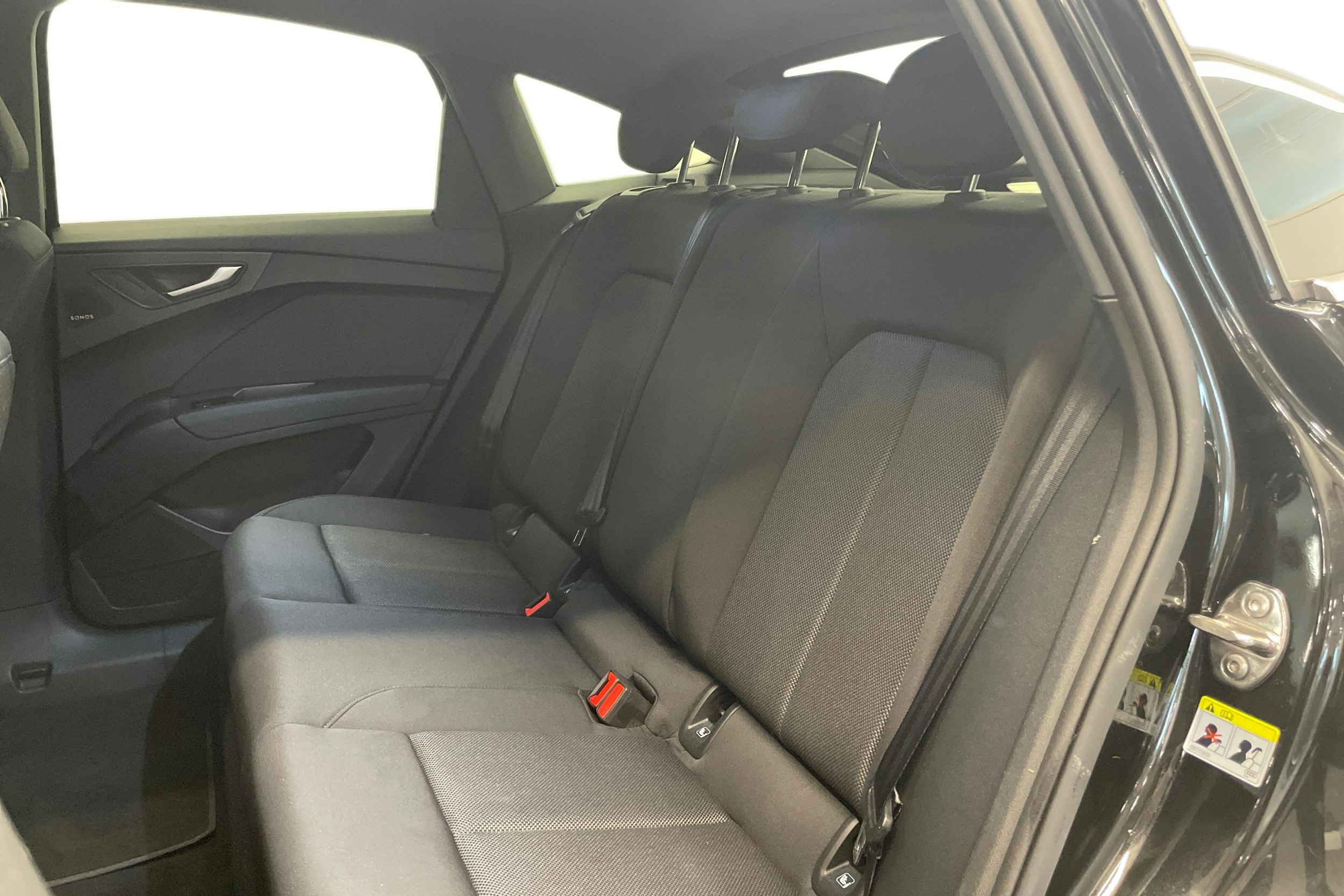 musta Audi Q4 e-tron 2024 kuva 11.