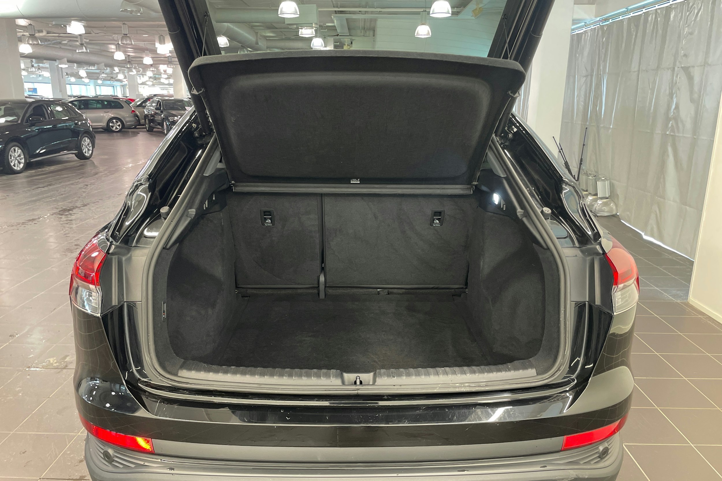 musta Audi Q4 e-tron 2024 kuva 17.