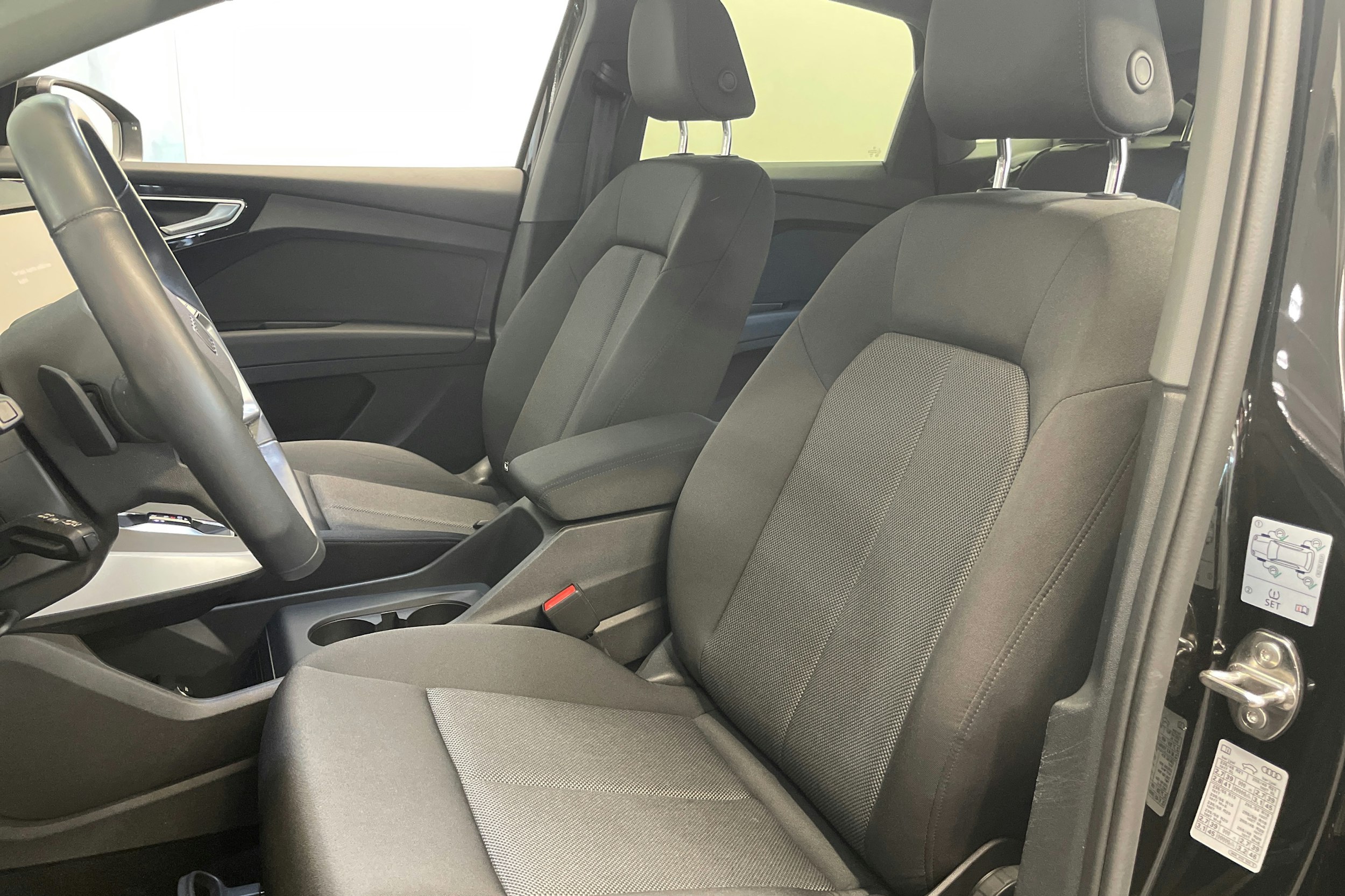 musta Audi Q4 e-tron 2024 kuva 26.