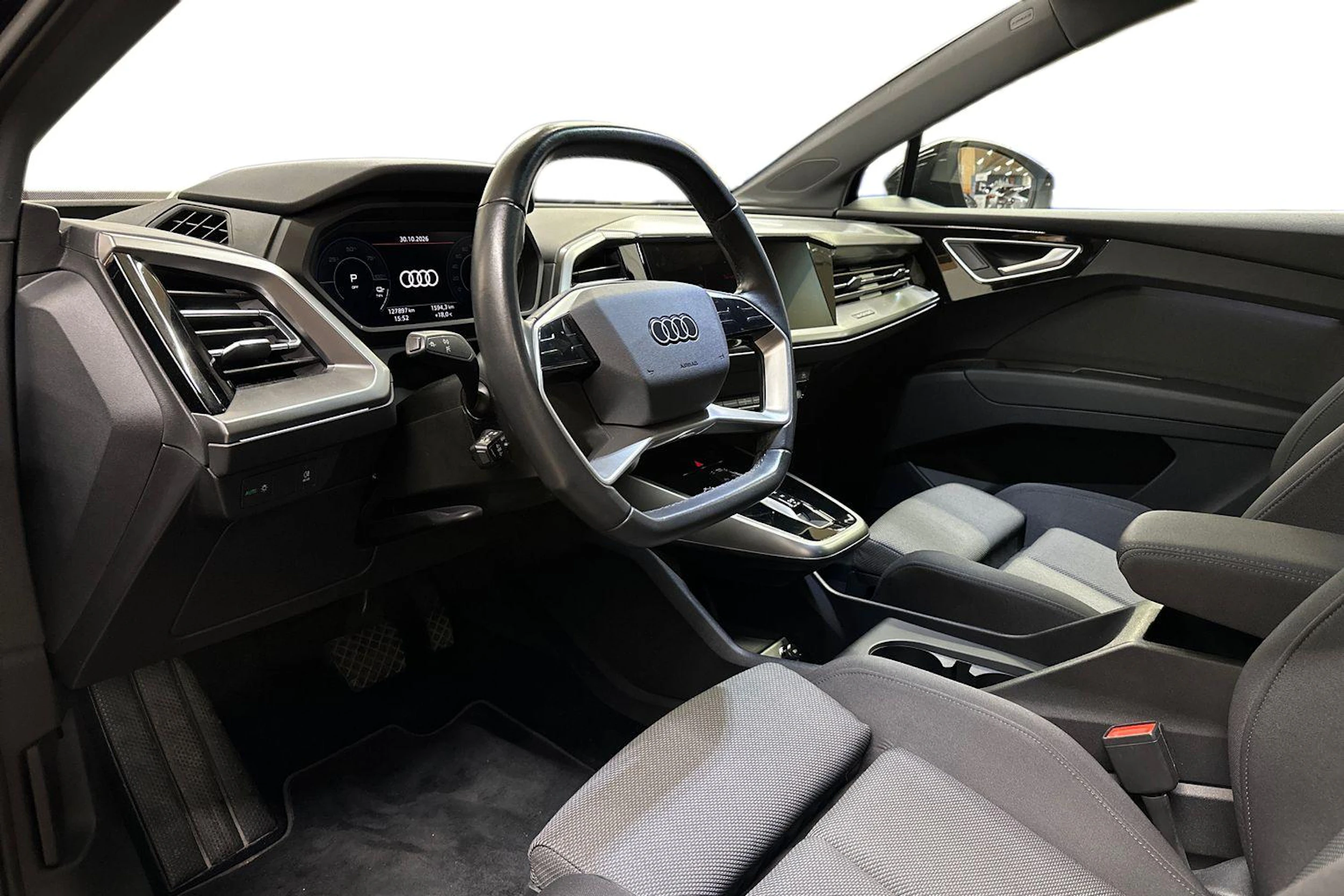 musta Audi Q4 e-tron 2024 kuva 3.
