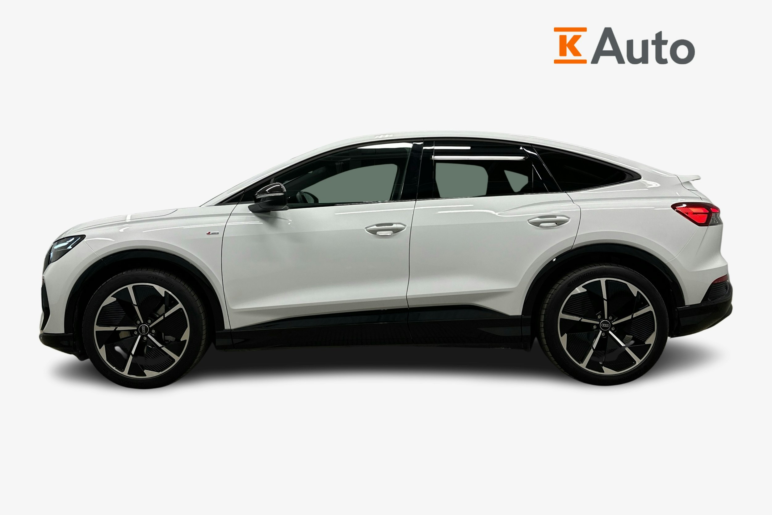 valkoinen Audi Q4 e-tron 2024 kuva 5.
