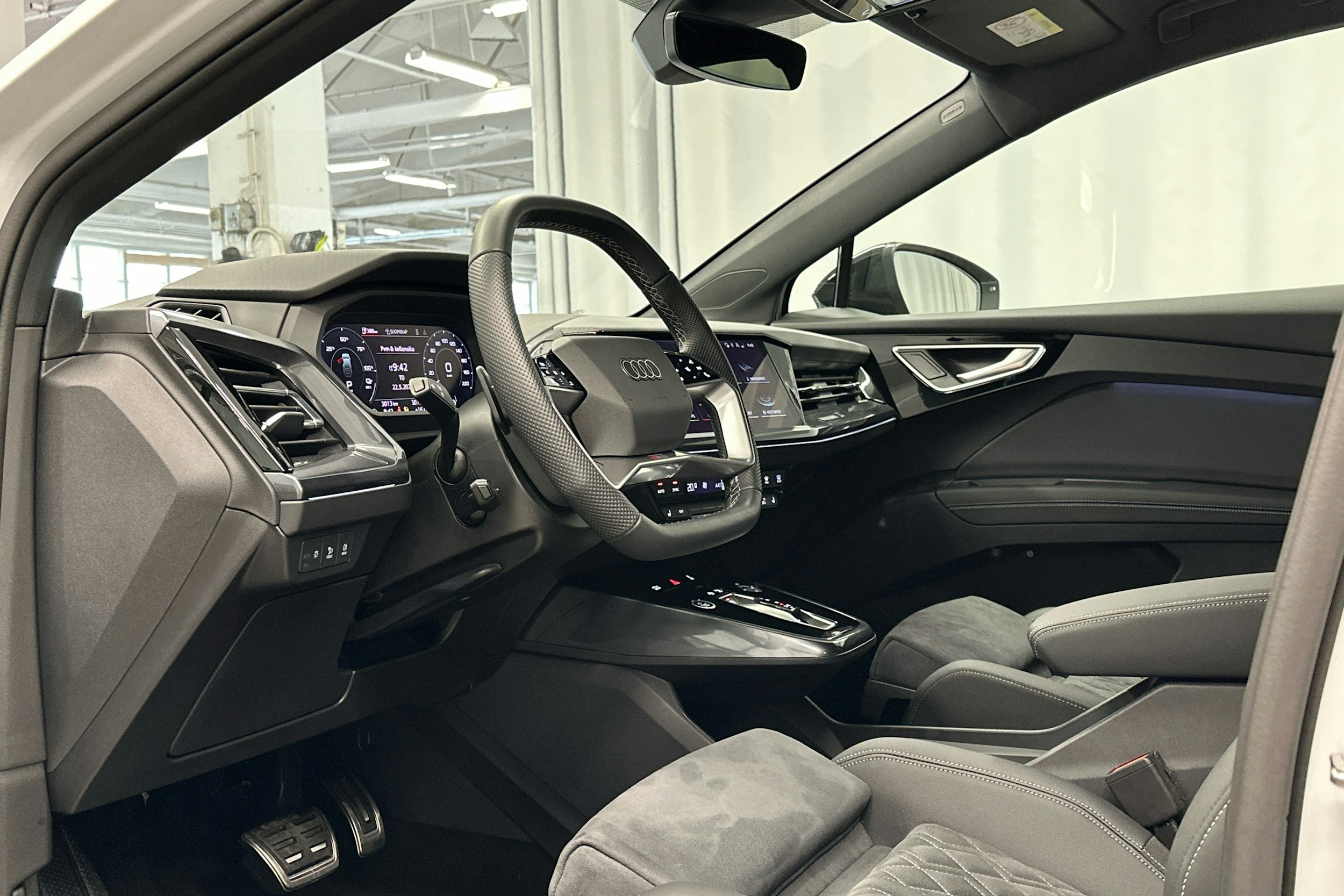 valkoinen Audi Q4 e-tron 2024 kuva 6.