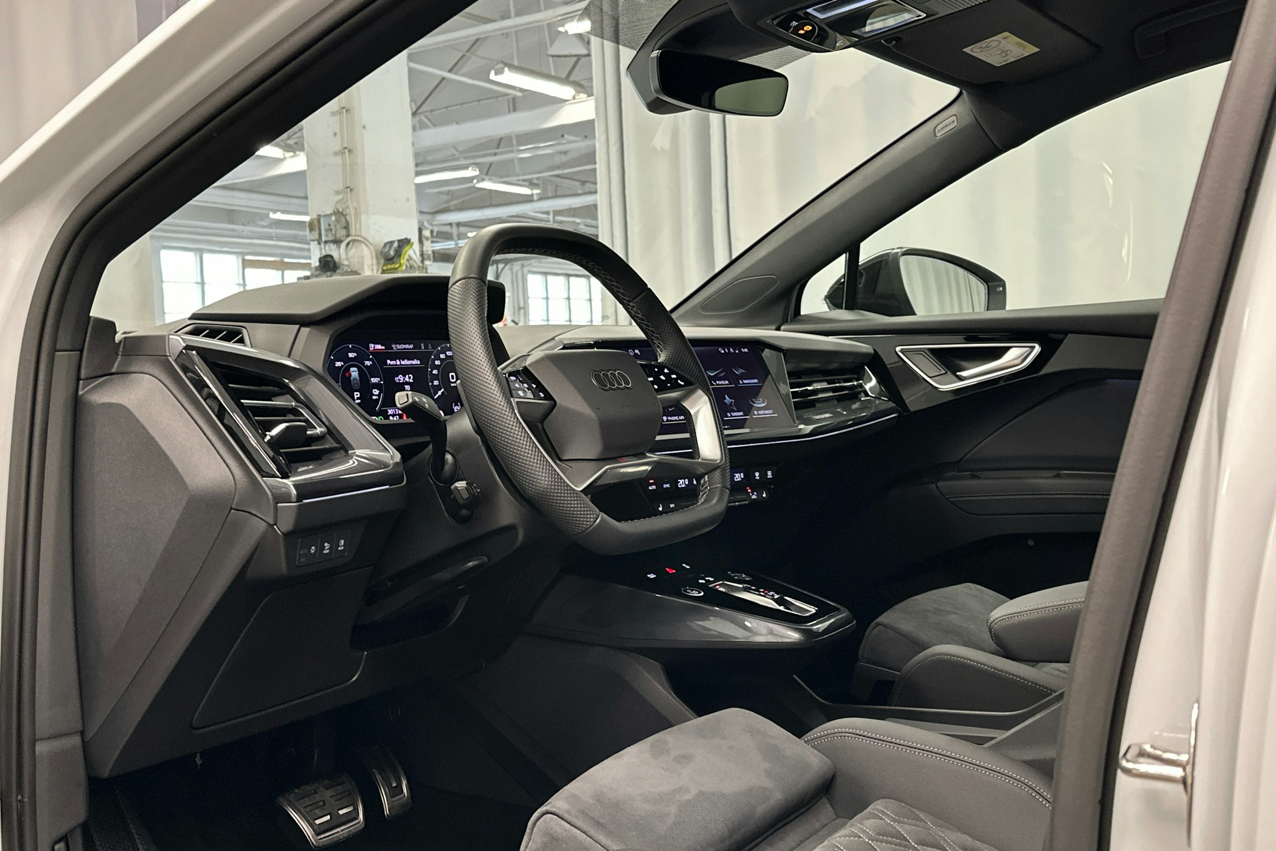 valkoinen Audi Q4 e-tron 2024 kuva 8.