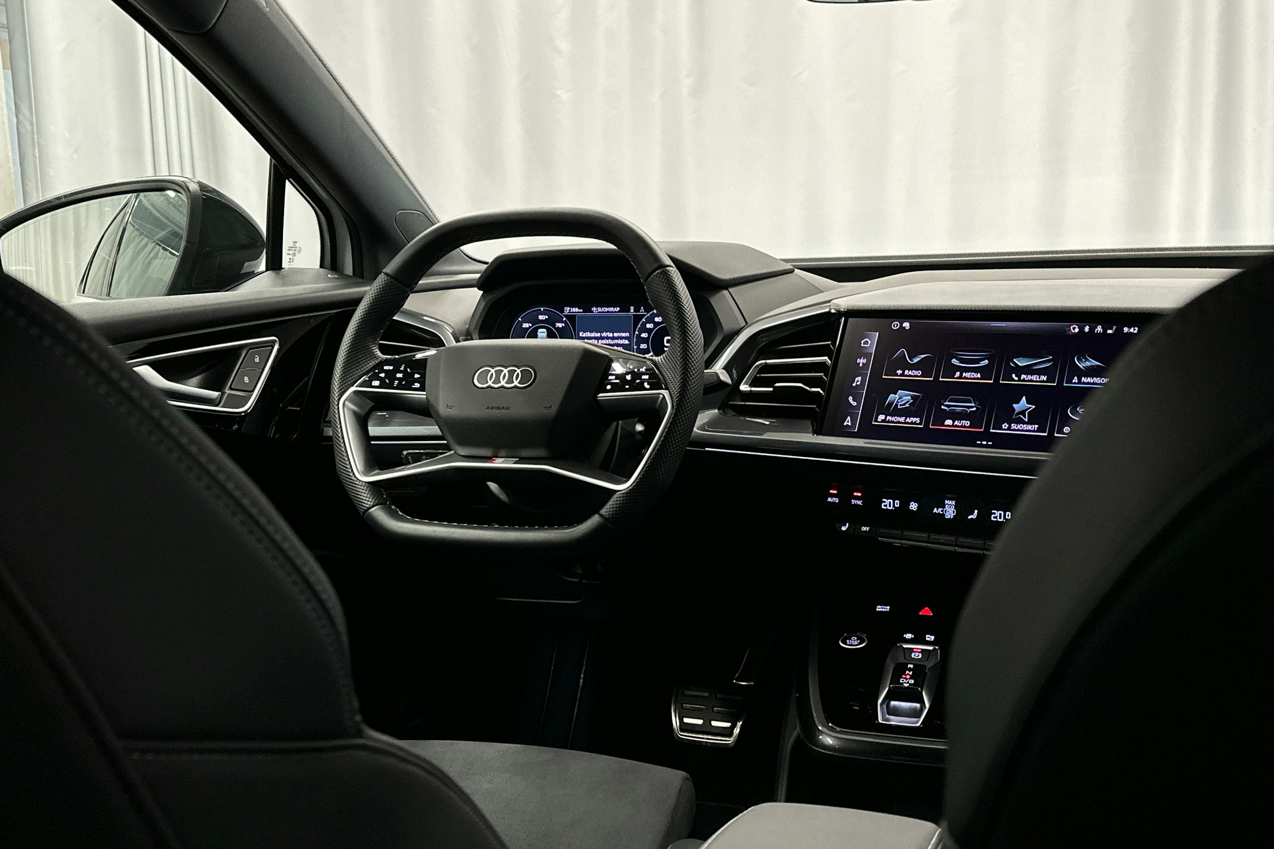 valkoinen Audi Q4 e-tron 2024 kuva 9.