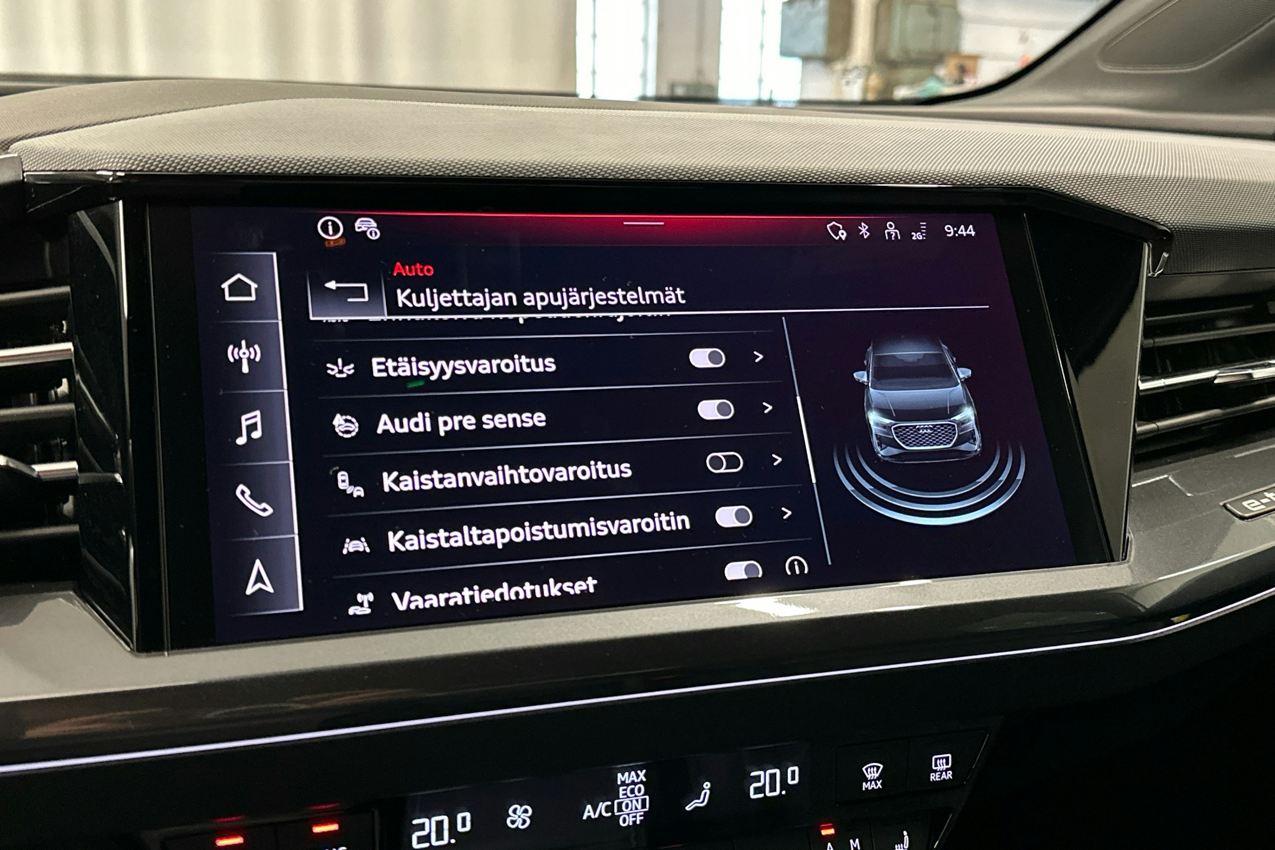 valkoinen Audi Q4 e-tron 2024 kuva 17.