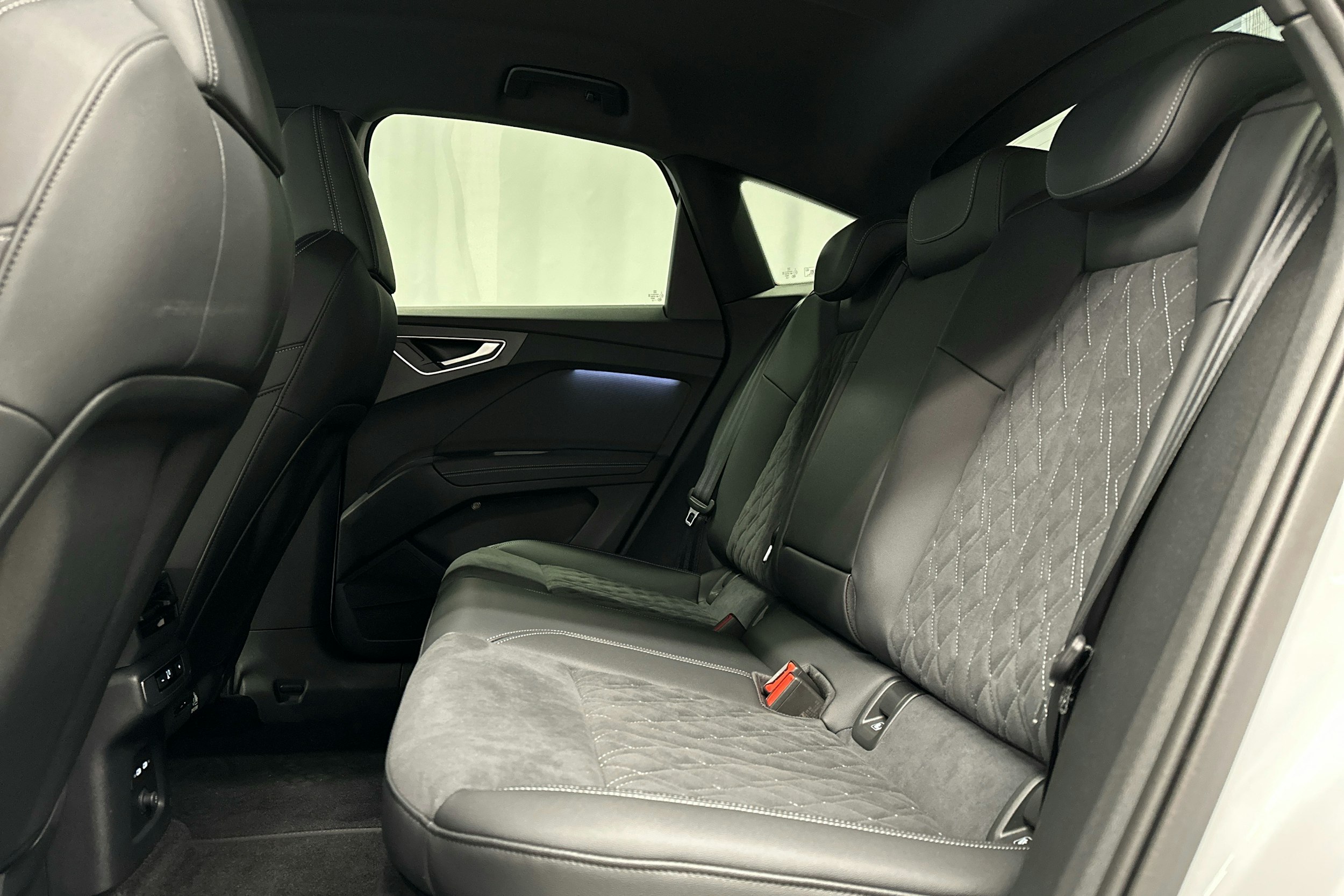 valkoinen Audi Q4 e-tron 2024 kuva 23.
